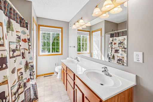 26-web-or-mls-River Woods Dr-S1005-026.jpg