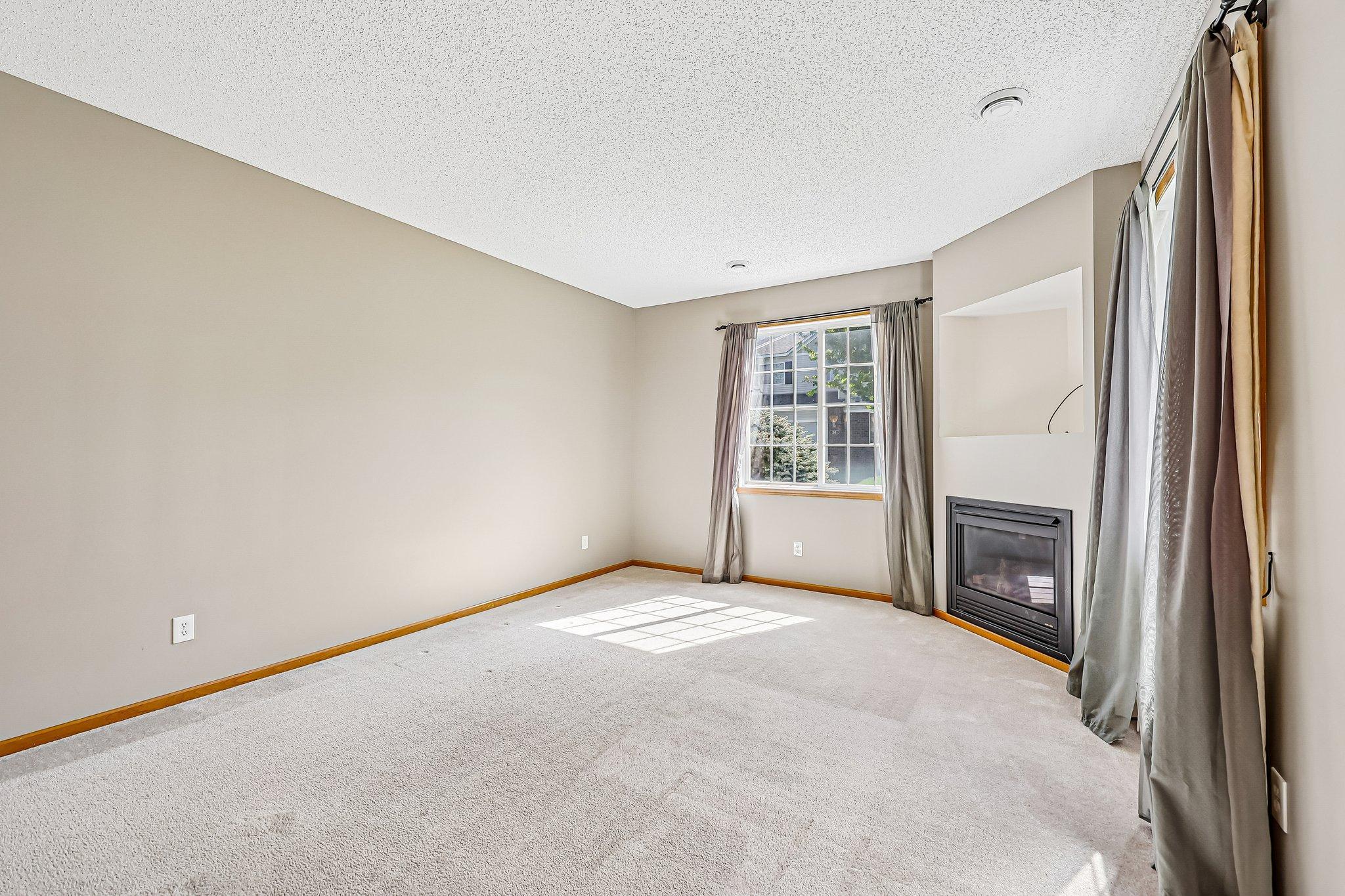 7-web-or-mls-River Woods Dr-S1005-007.jpg