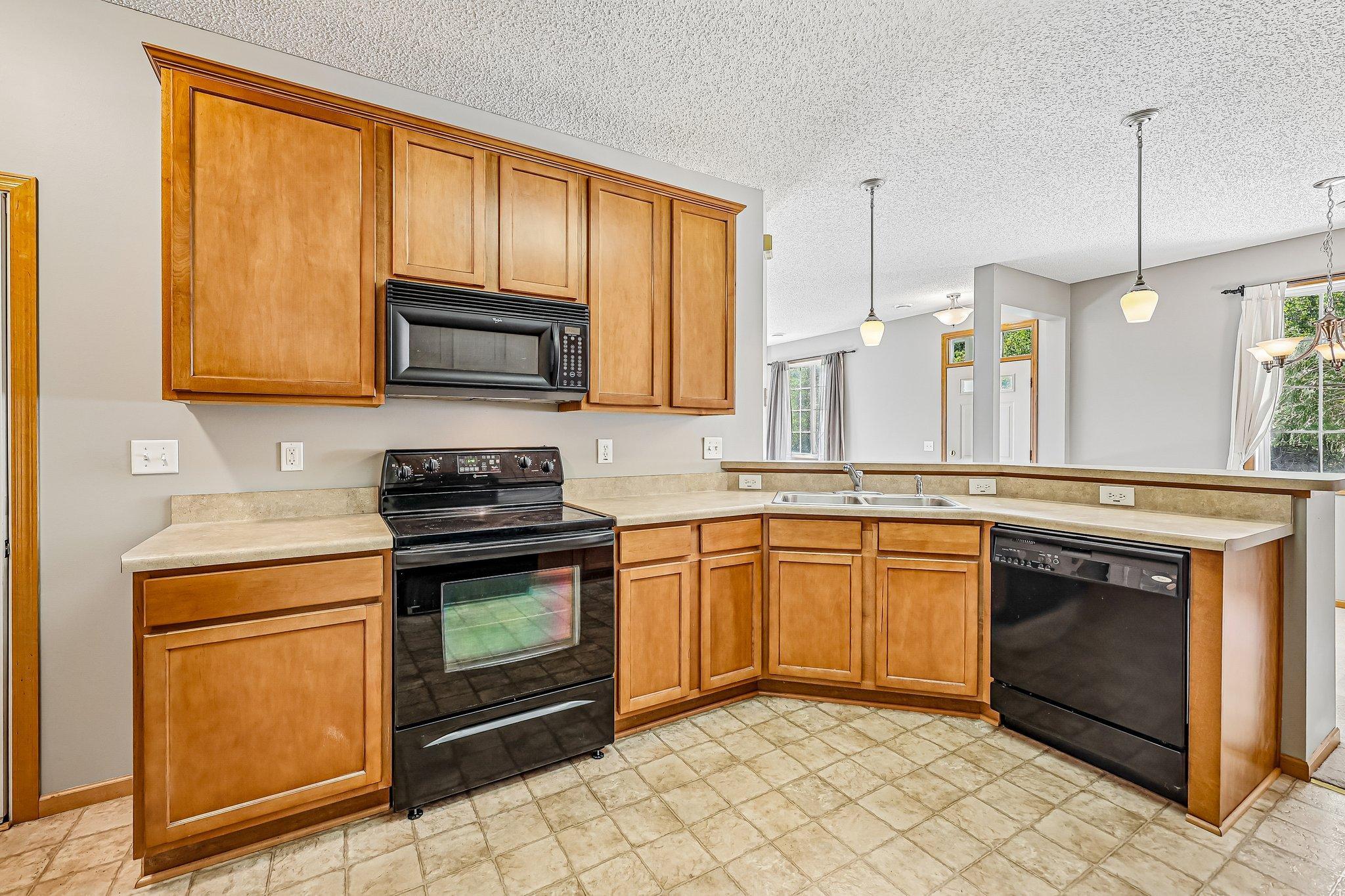 14-web-or-mls-River Woods Dr-S1005-014.jpg