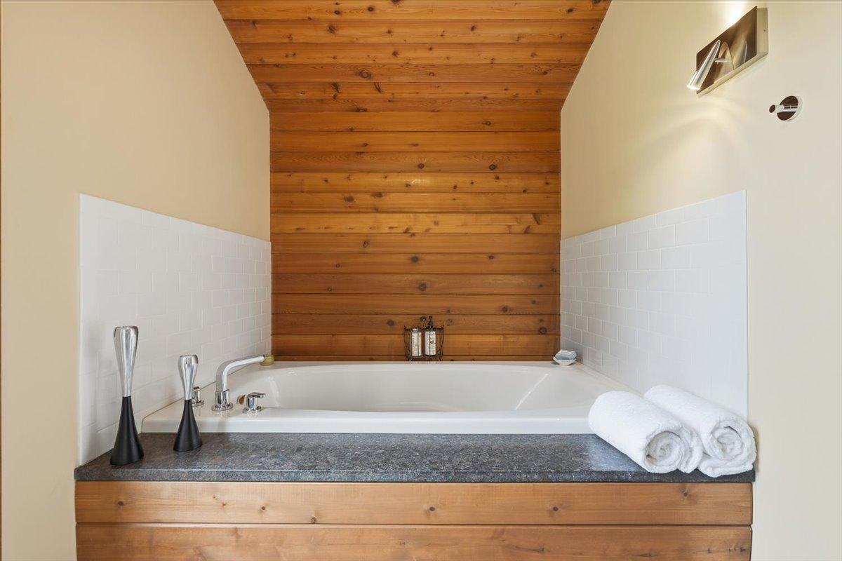 25-Bathroom 1.jpg