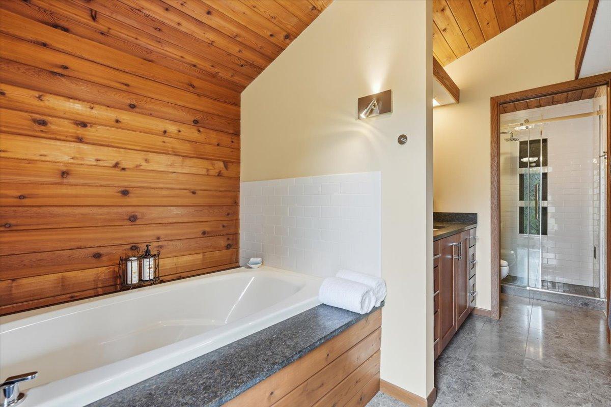 23-Bathroom 1.jpg