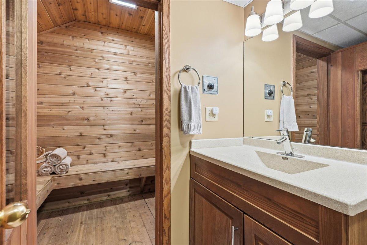 29-Bathroom 4.jpg