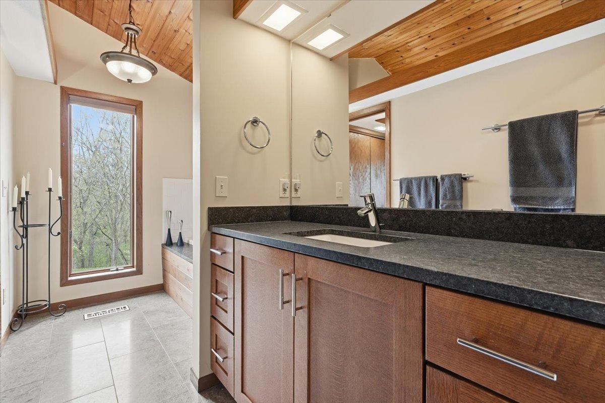 24-Bathroom 1.jpg