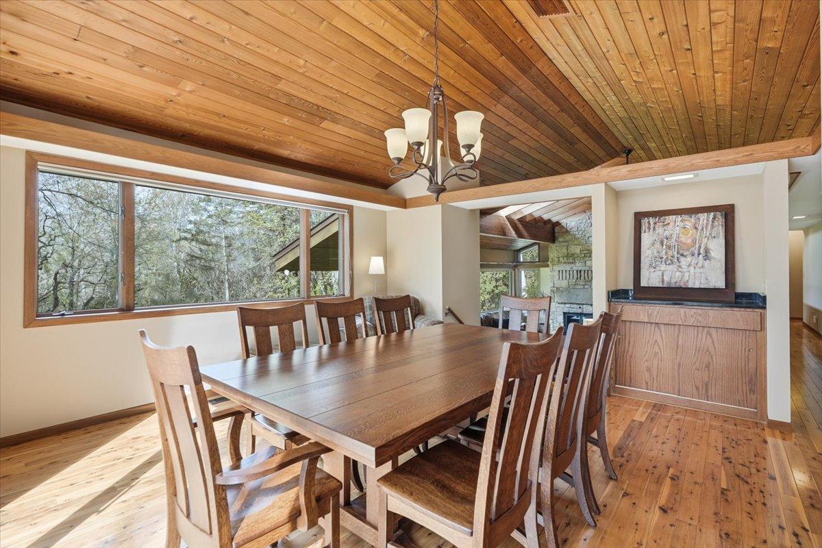 11-Dining Area.jpg