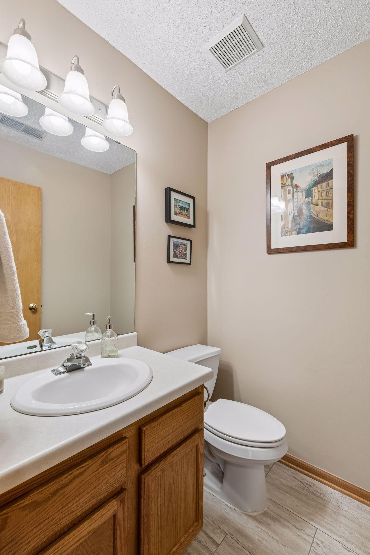 Main level 1/2 bath