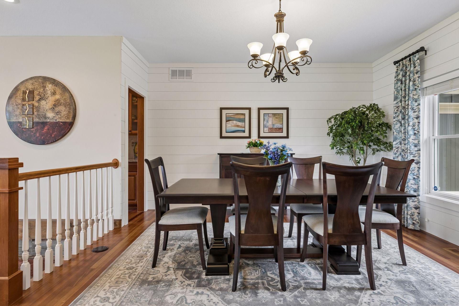 Formal dinging space with modern finishes