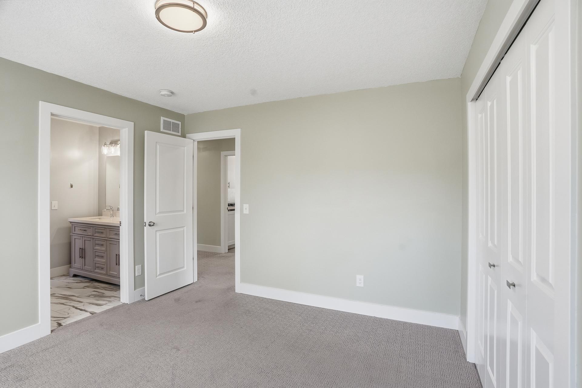 2921 40th Ave S MLS-50.jpg