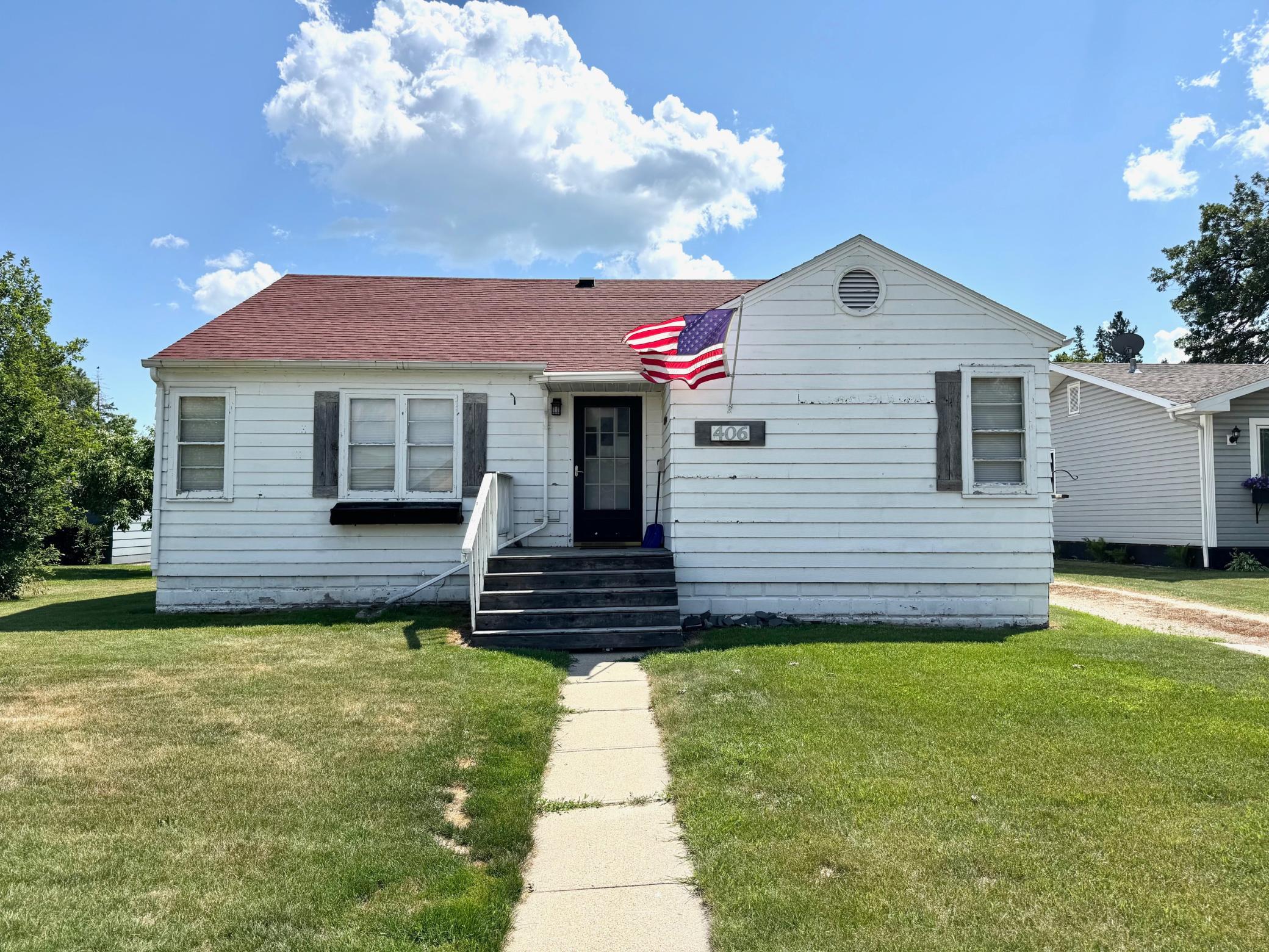 406 3rd Street NE, Roseau, MN 56751