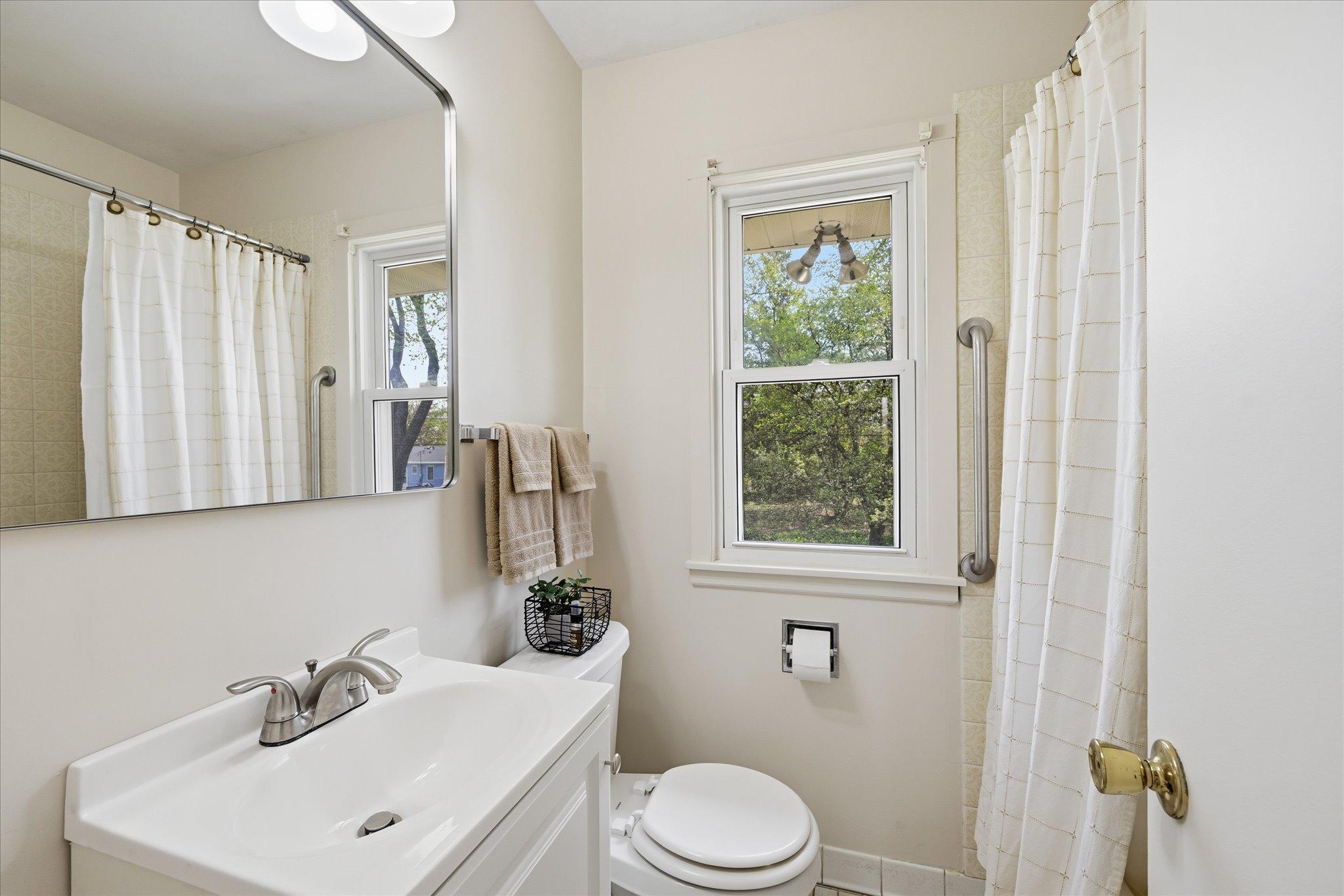 Main floor full bathroom