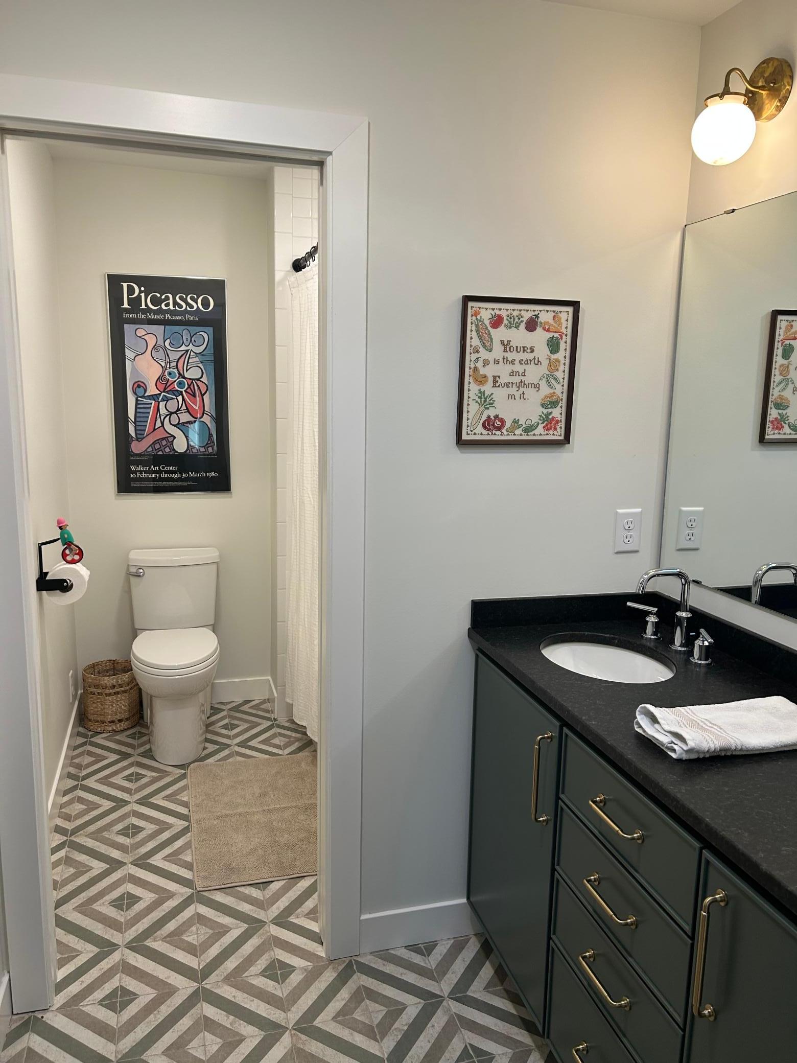 Upper guest bath w/tub shower