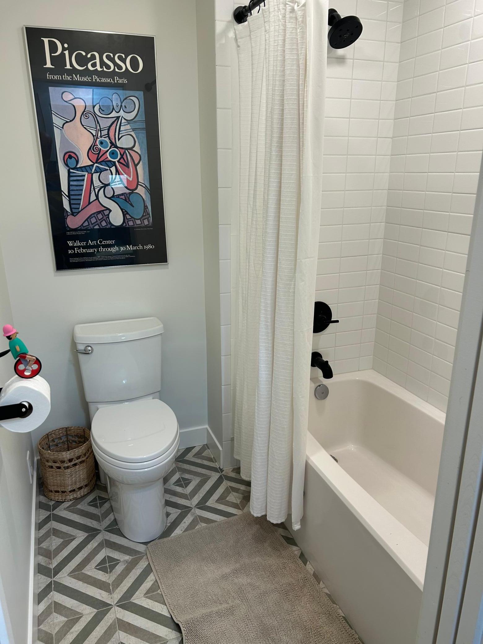 Upper guest bath tub/shower