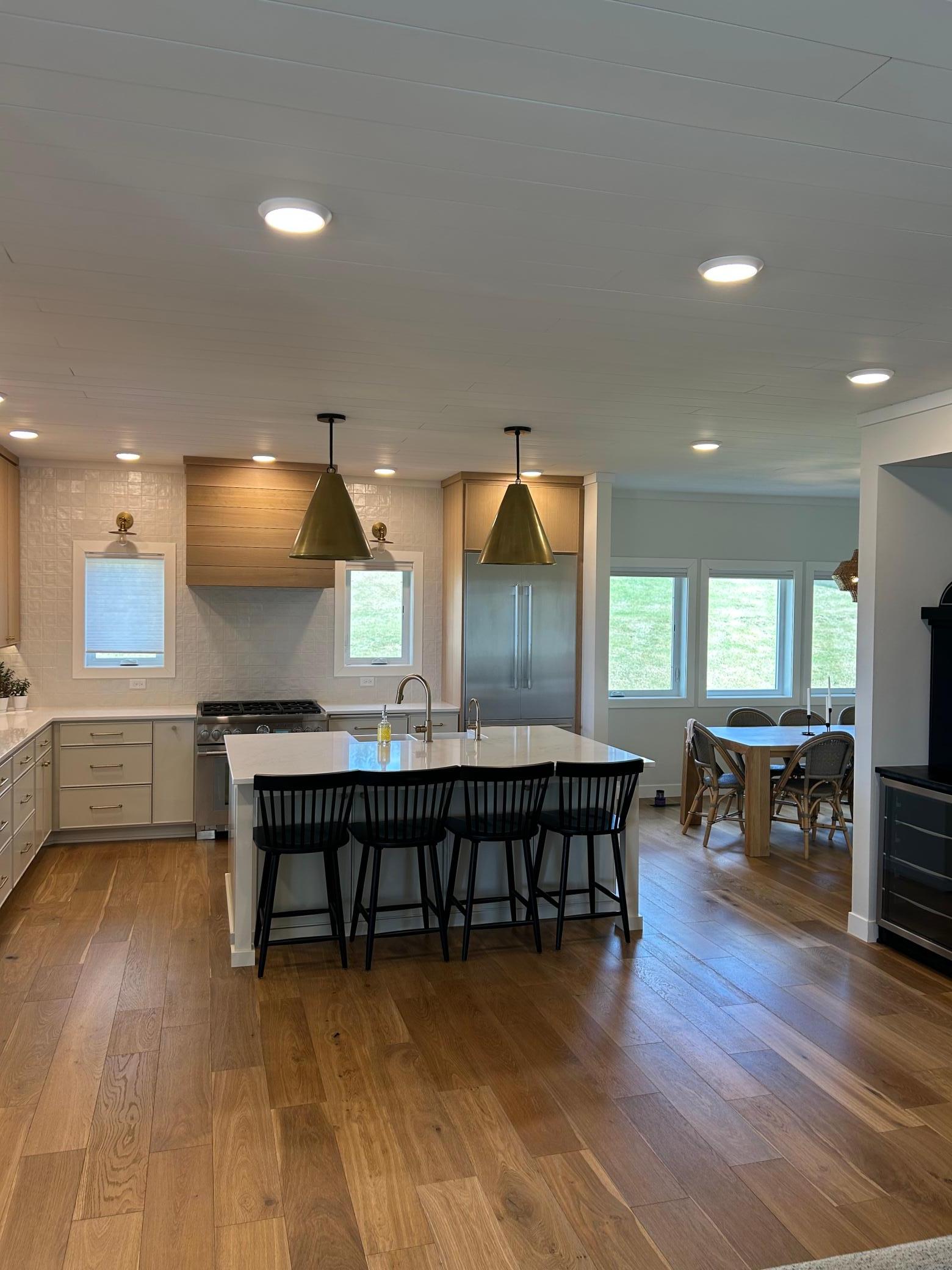 Kitchen with 4 stools