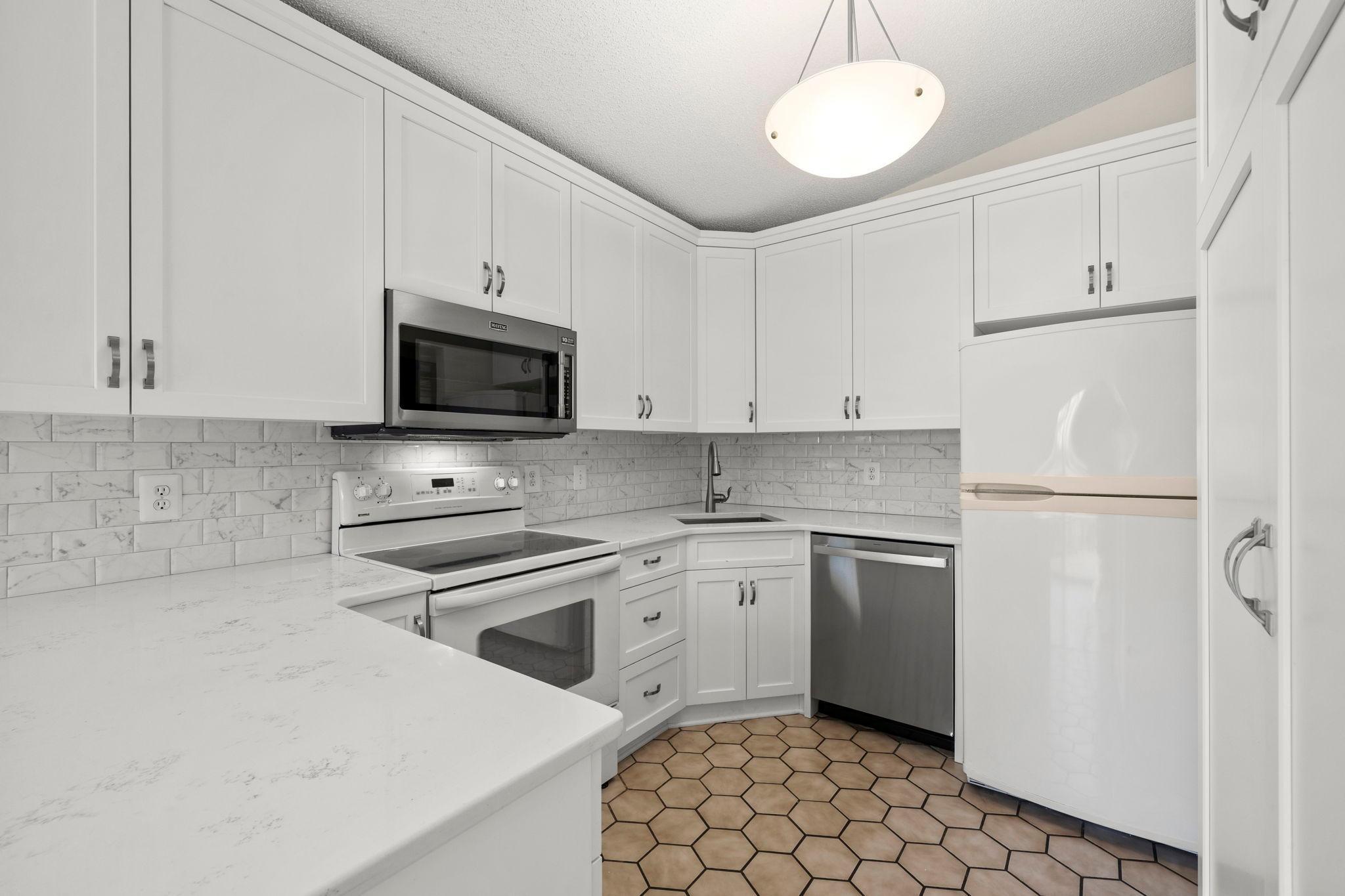24-web-or-mls-6978 W 84th St Cir-65.jpg