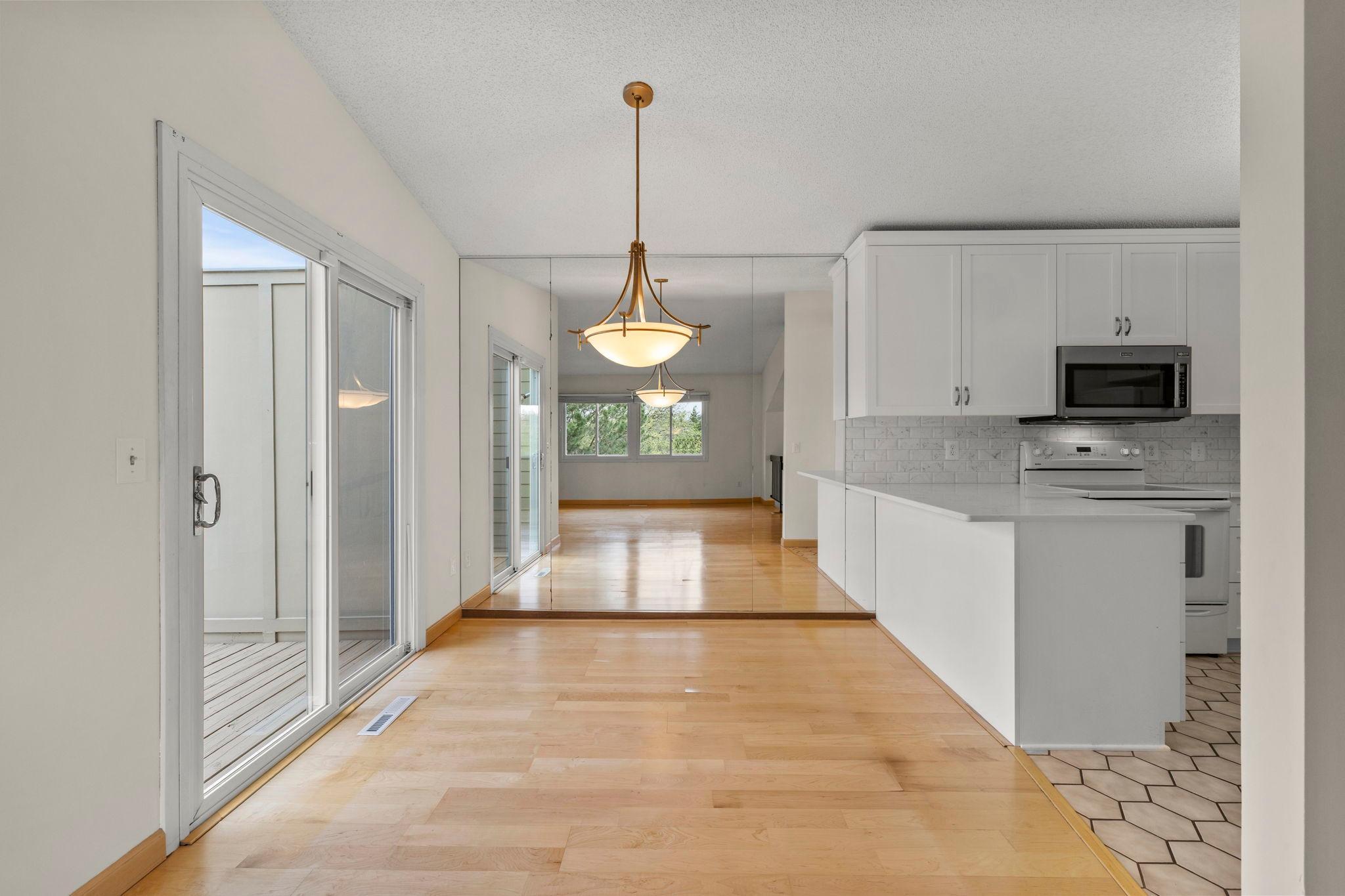 19-web-or-mls-6978 W 84th St Cir-45.jpg