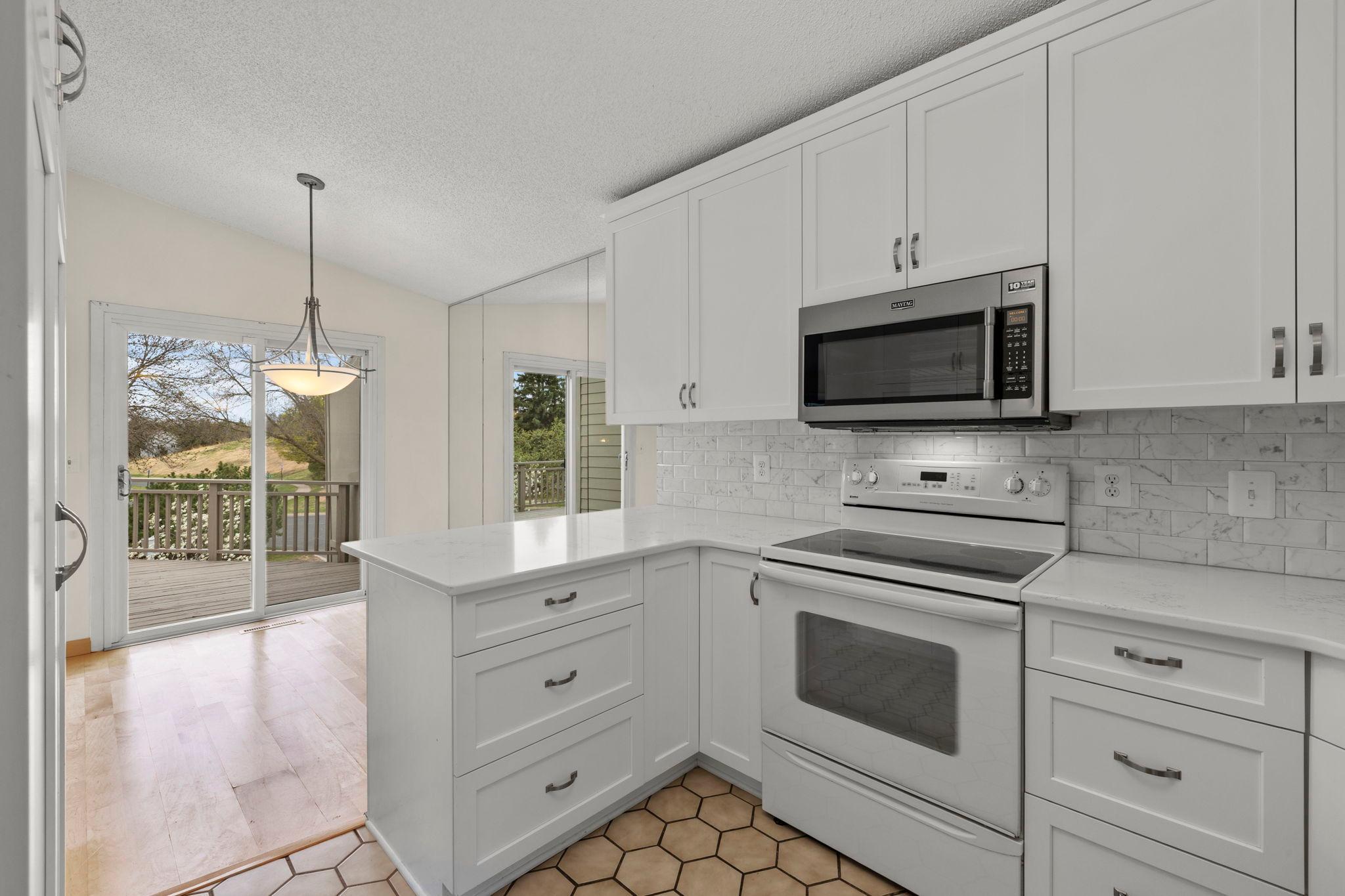 25-web-or-mls-6978 W 84th St Cir-70.jpg