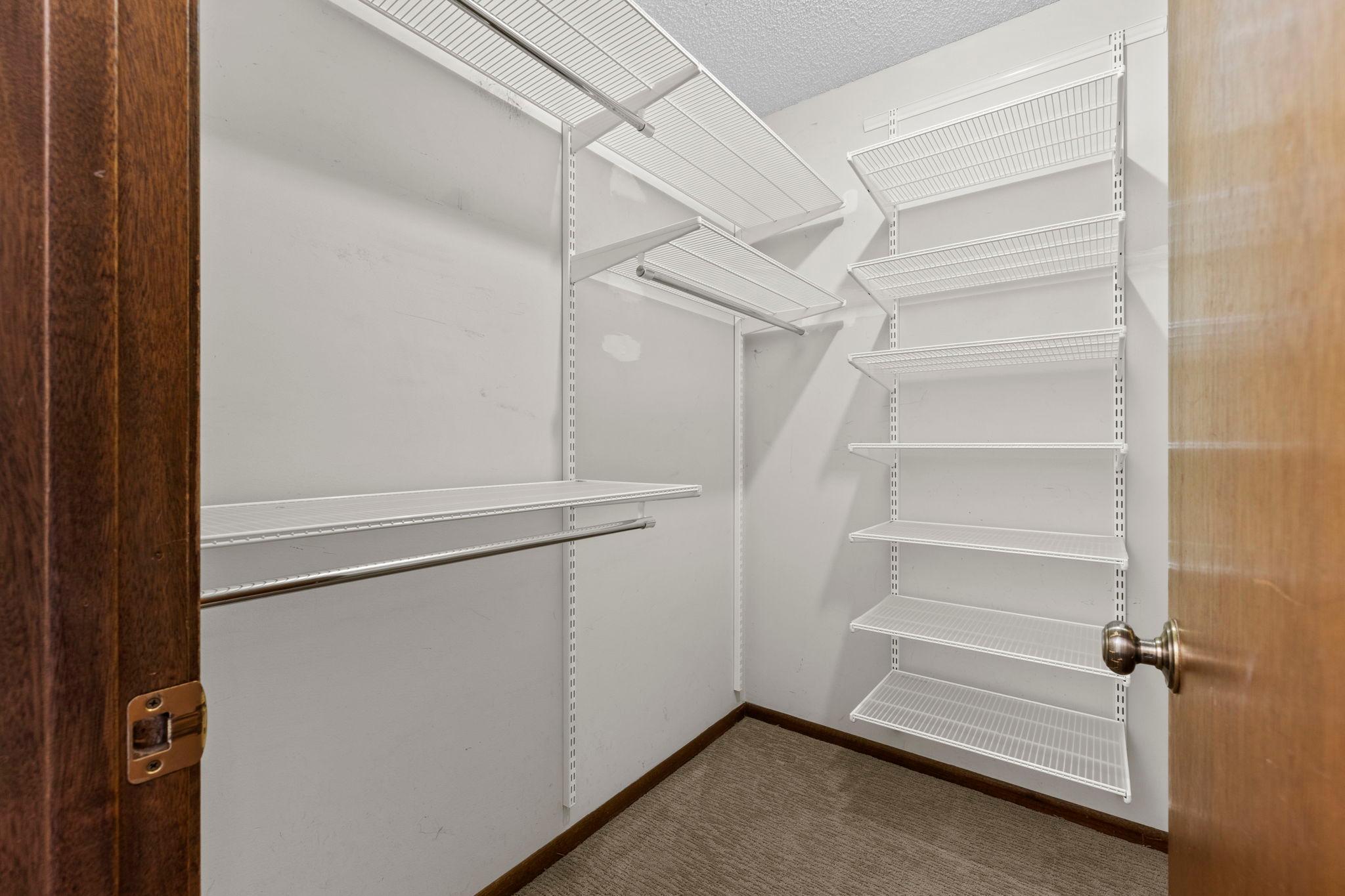 36-web-or-mls-6978 W 84th St Cir-170.jpg