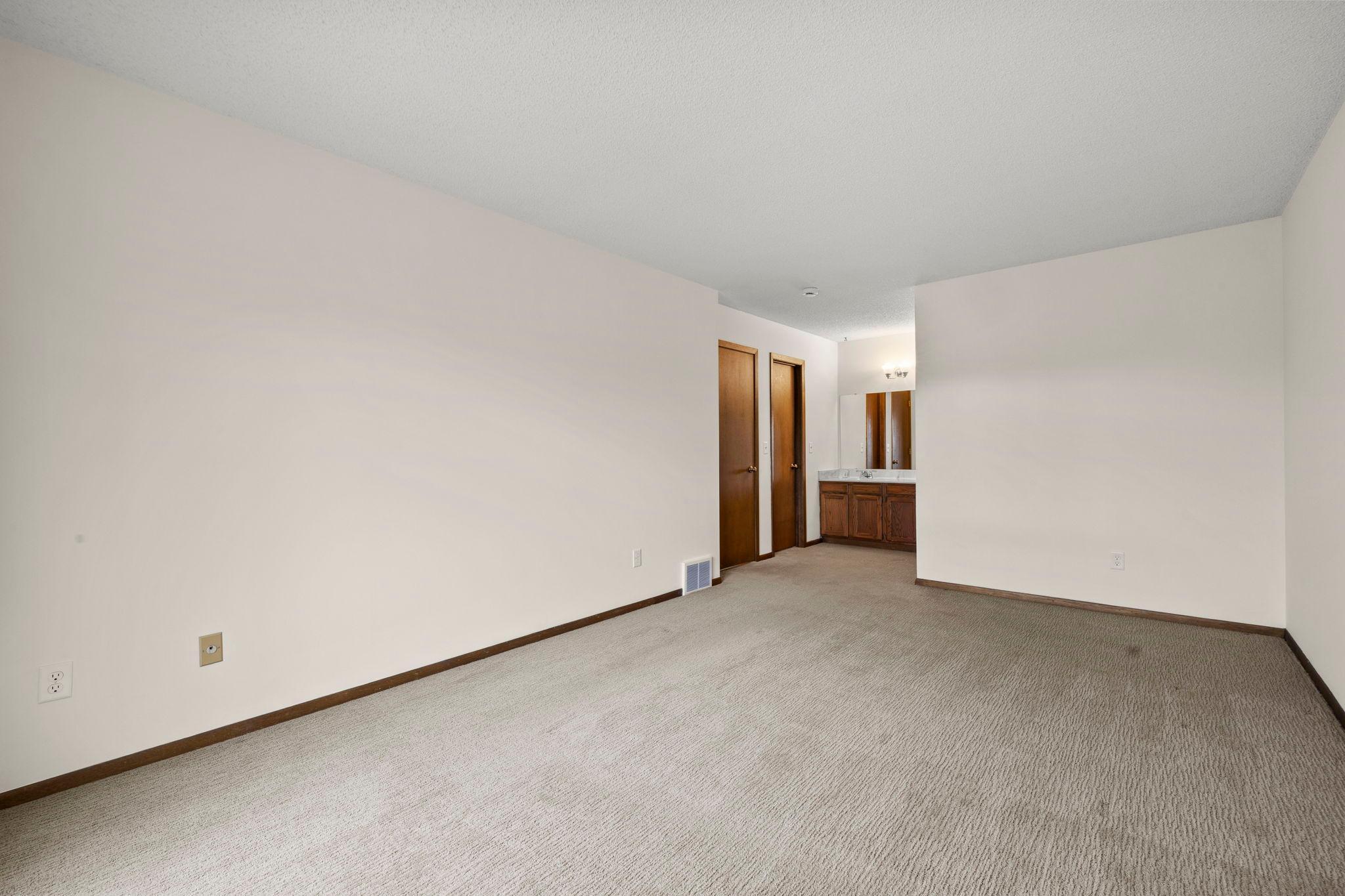34-web-or-mls-6978 W 84th St Cir-160.jpg
