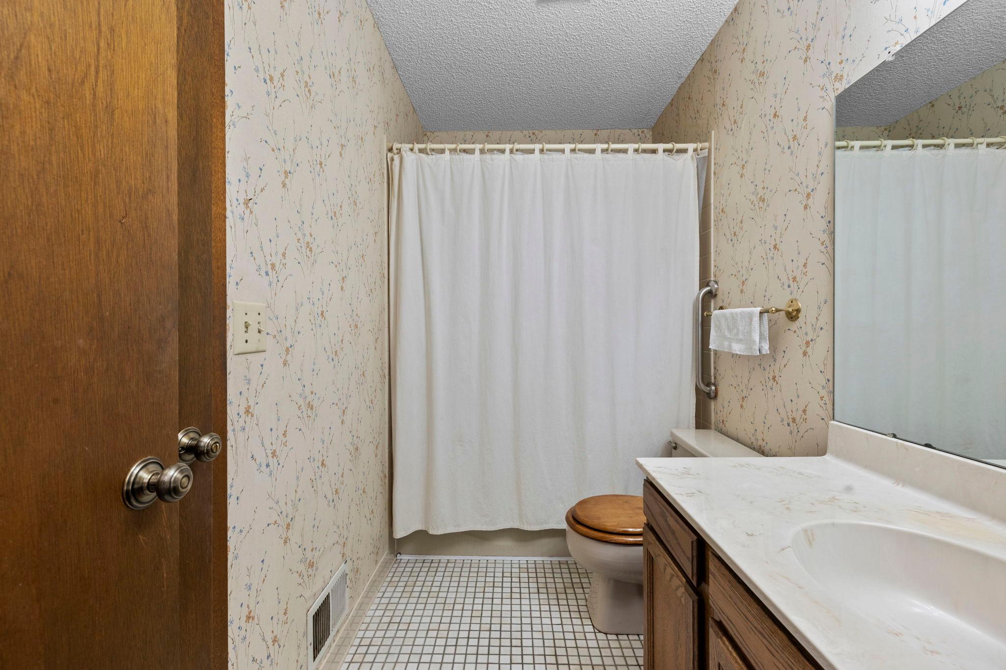 37-web-or-mls-6978 W 84th St Cir-175.jpg