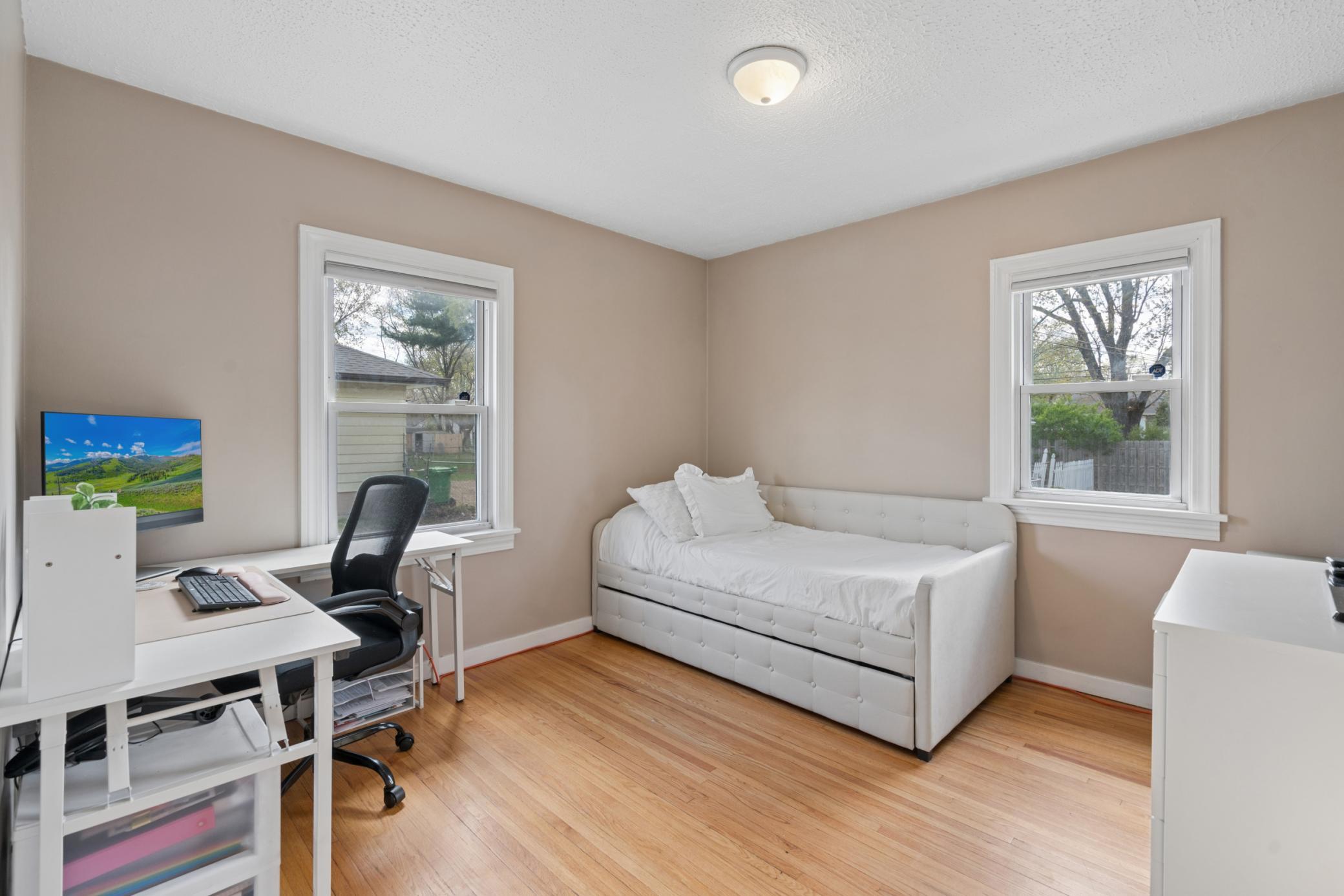 5631 Bryant Ave N 013_mVTa.jpg