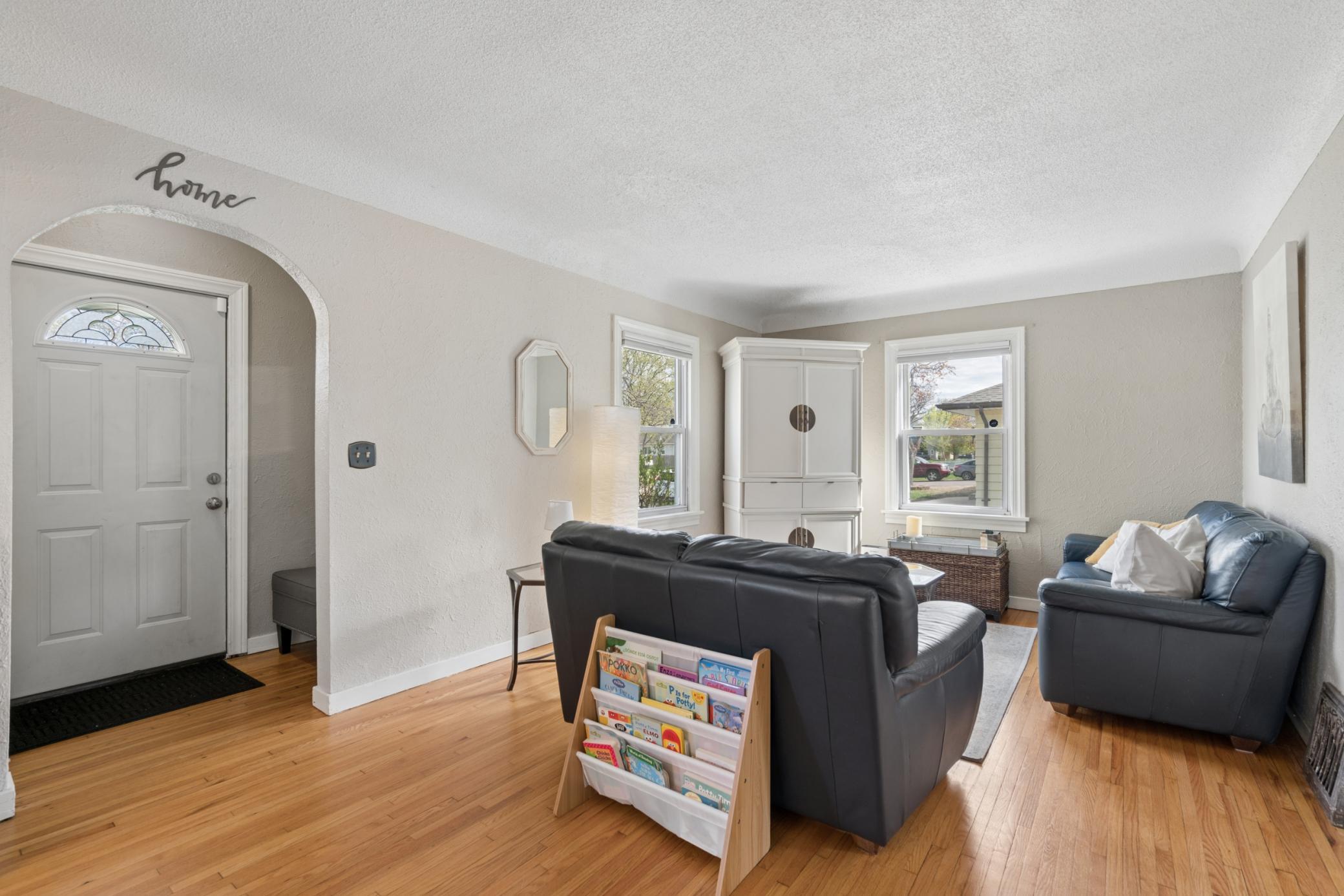 5631 Bryant Ave N 003_W238.jpg