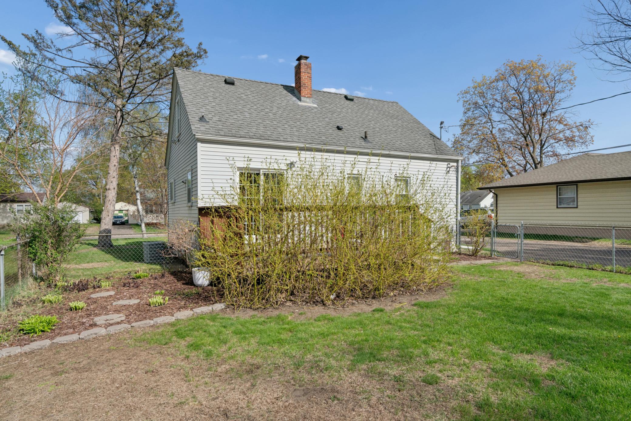 5631 Bryant Ave N 031_LCqv.jpg