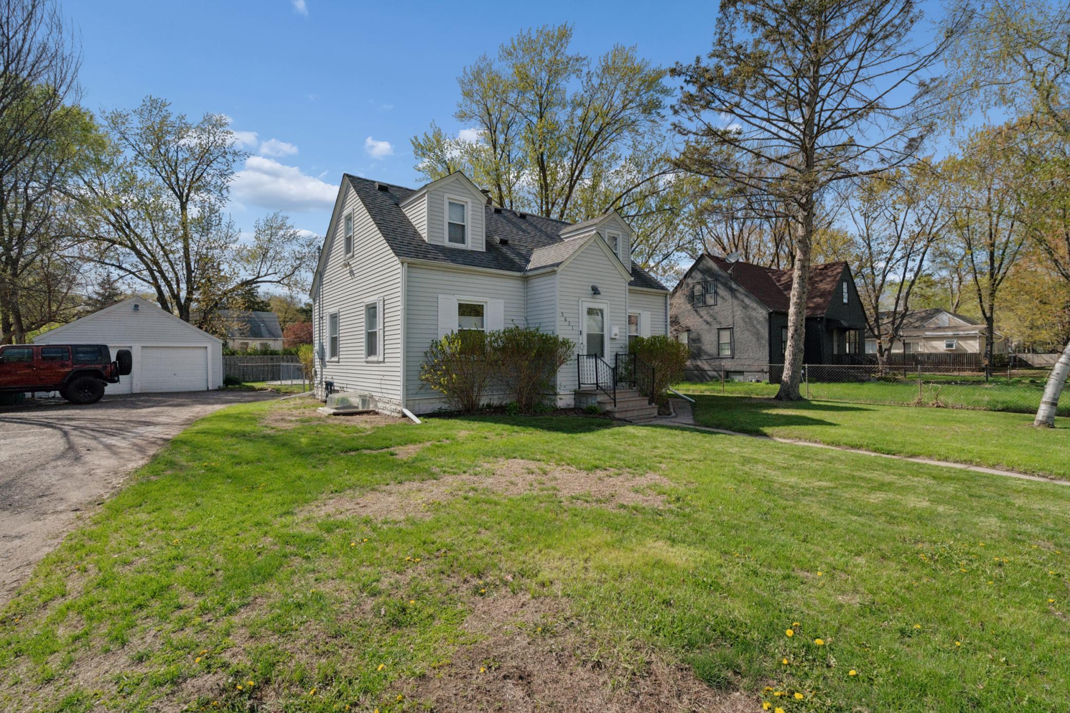 5631 Bryant Ave N 025_qneg.jpg