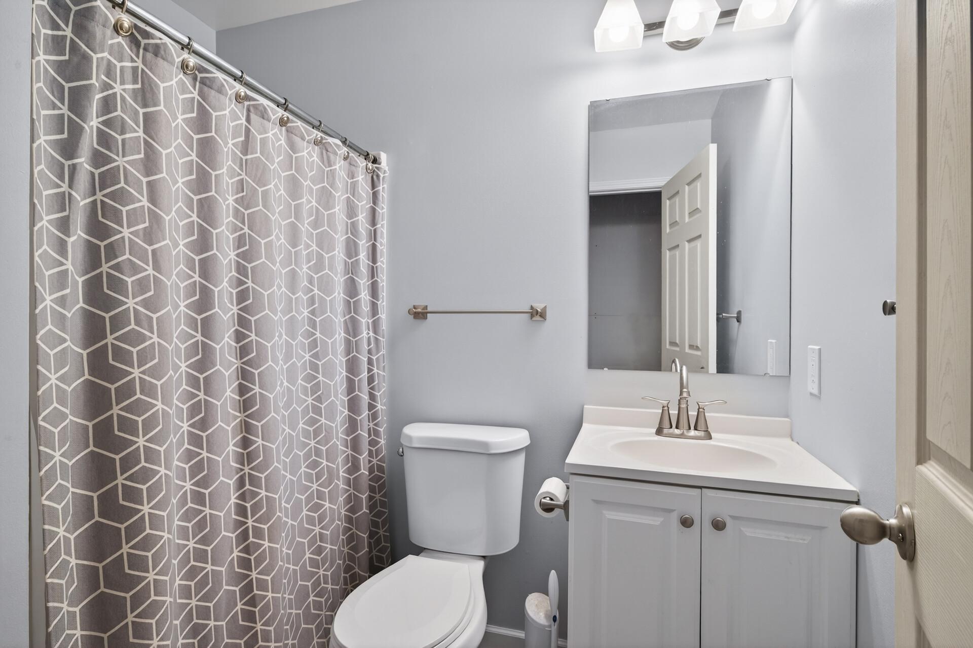 Upper level full bath.