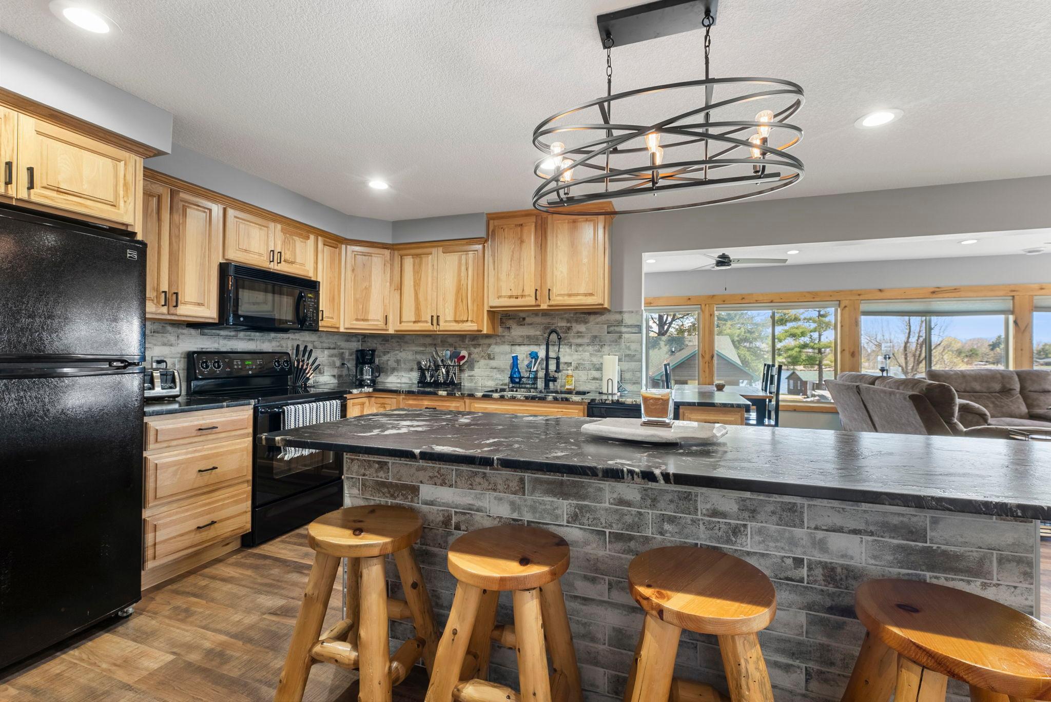 28-web-or-mls-1387 3 1-4 St 15-211.jpg
