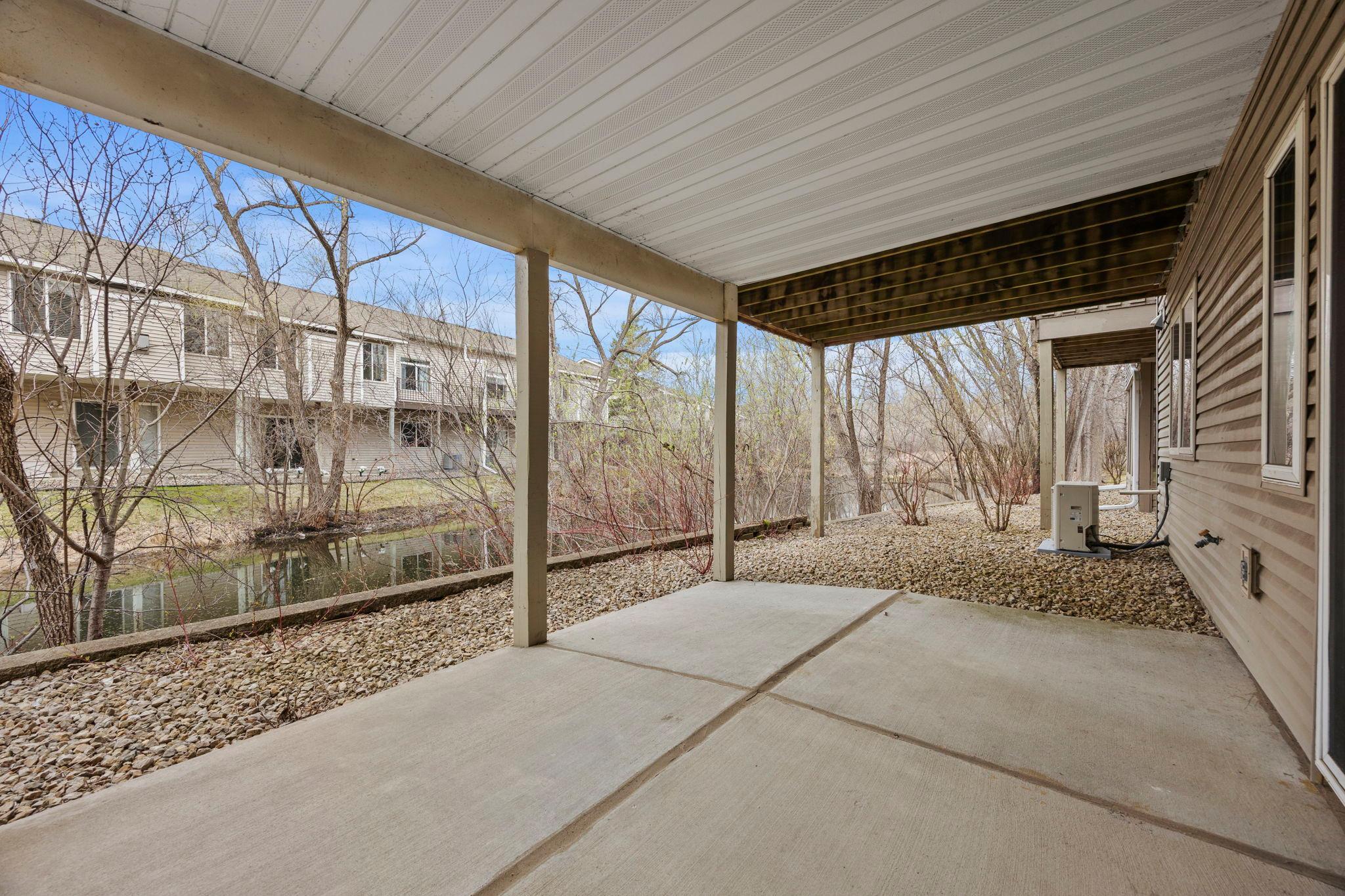 Serene pond views from your patio! Nature filled, bird watching!