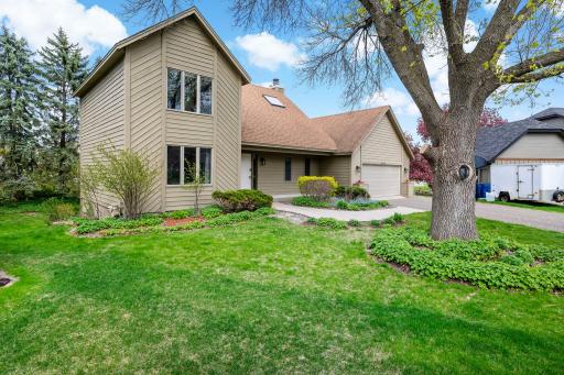 3-web-or-mls-4540 Wellington Ln Plymouth MN_0005.jpg