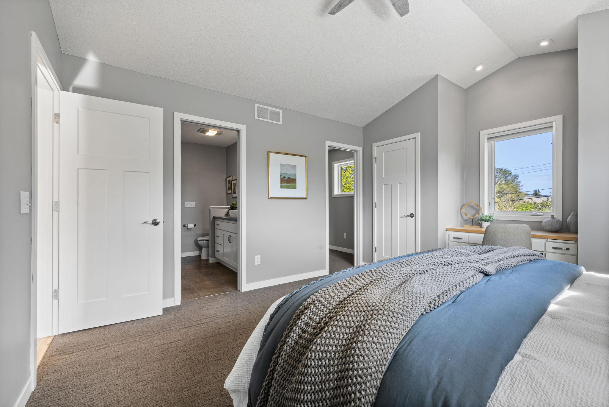 Additional walk-in closet with laundry hookups!