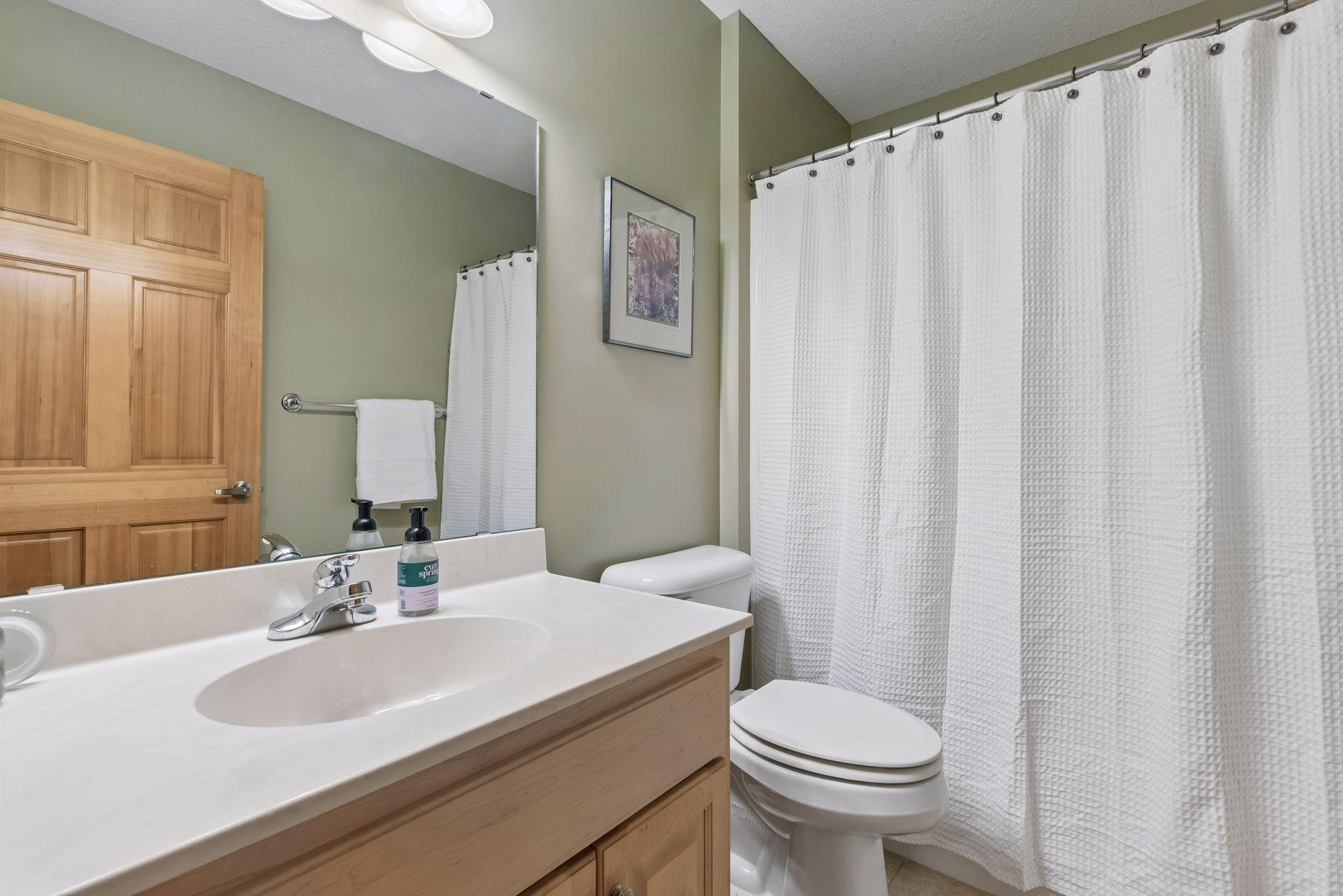Upper level full bath
