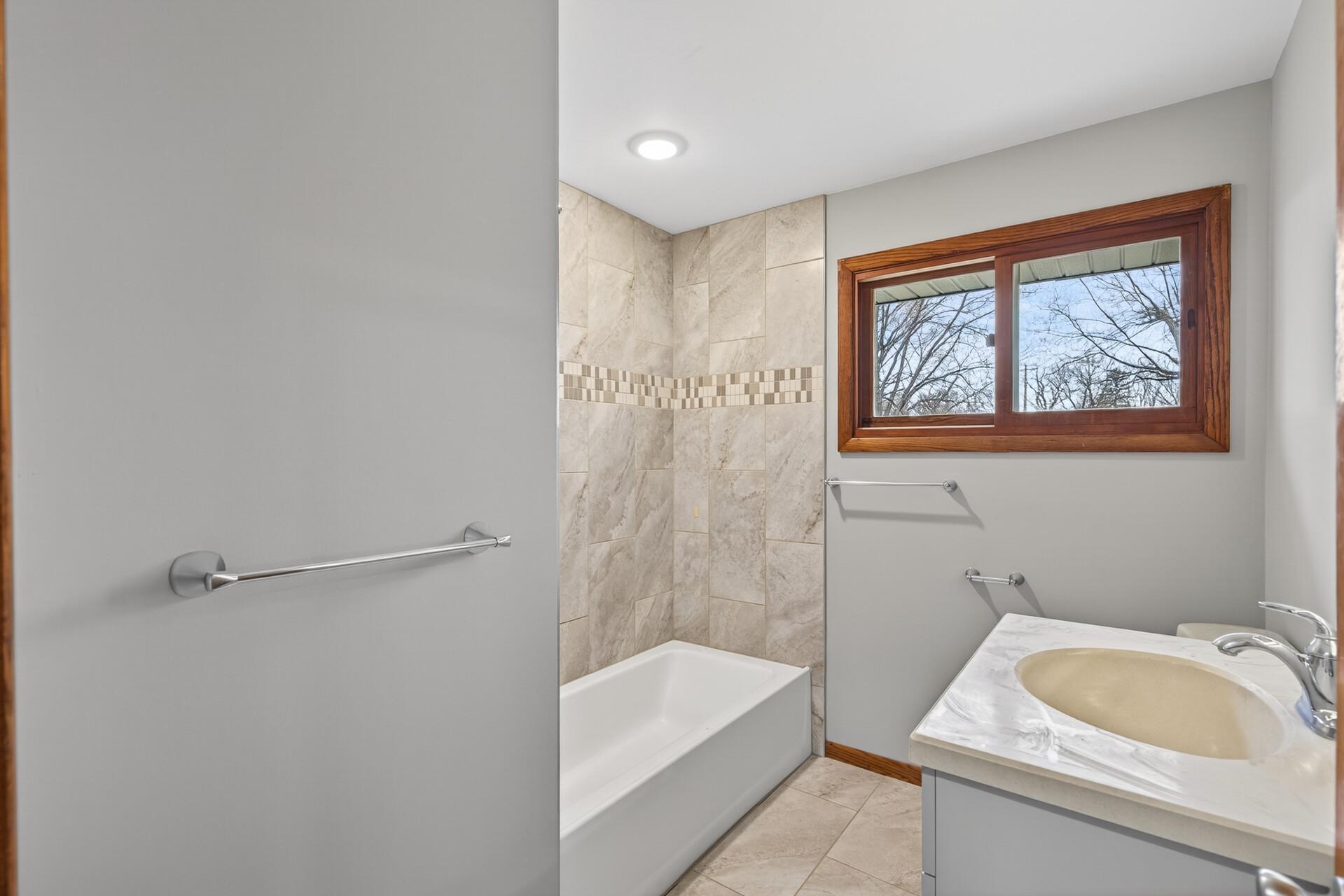 22_1923_Vale_Ave_NW22_mls.jpg