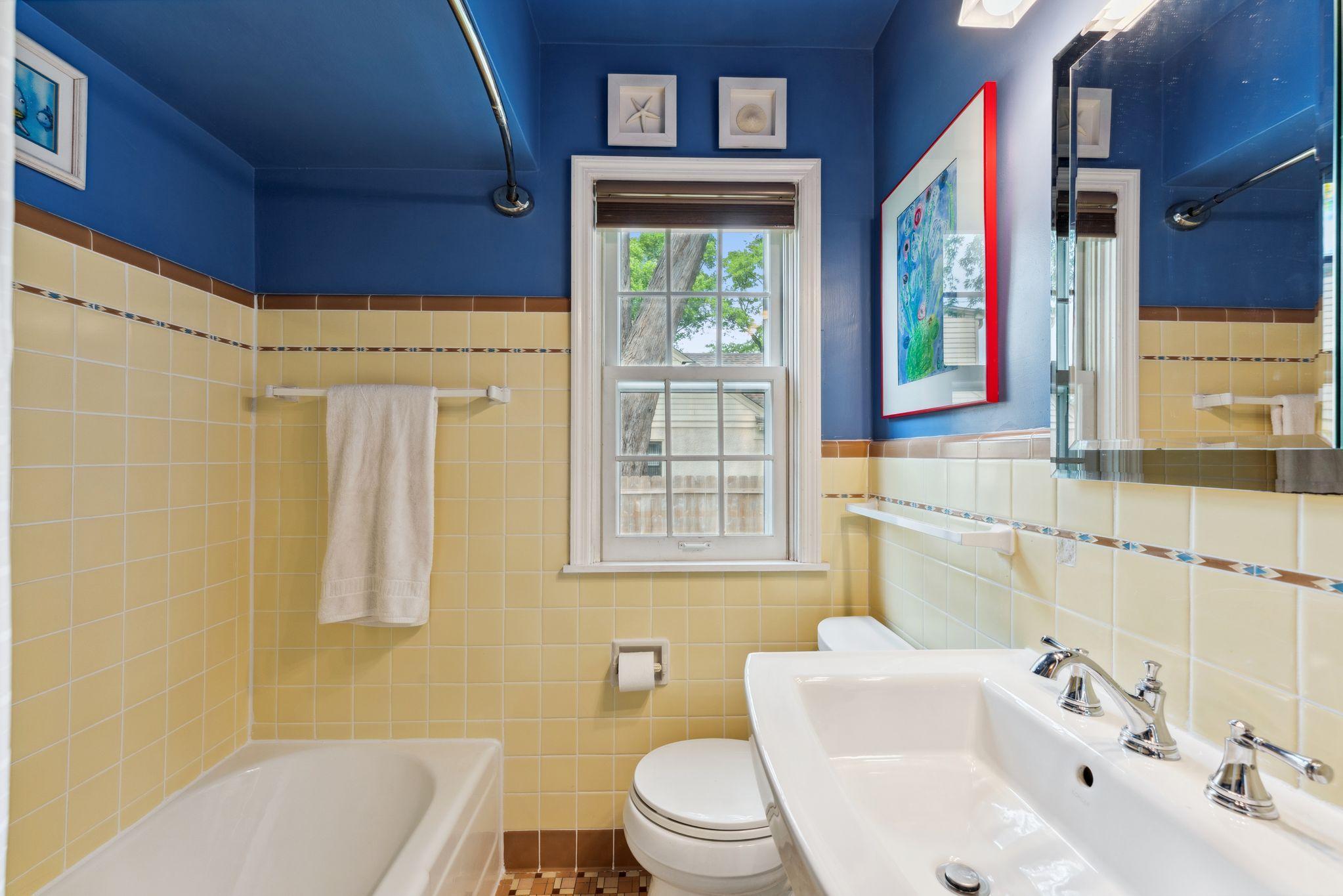 Main floor full bathroom