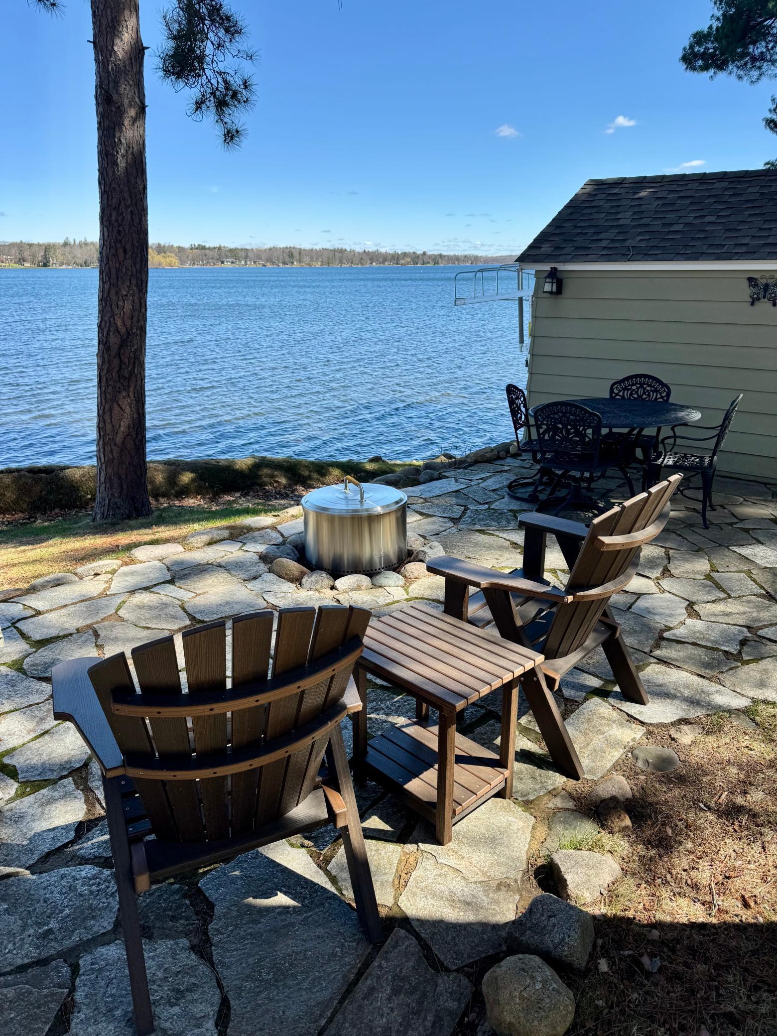 Enjoy The Lake side Patio And Amazing Views Of Serpent Lake!