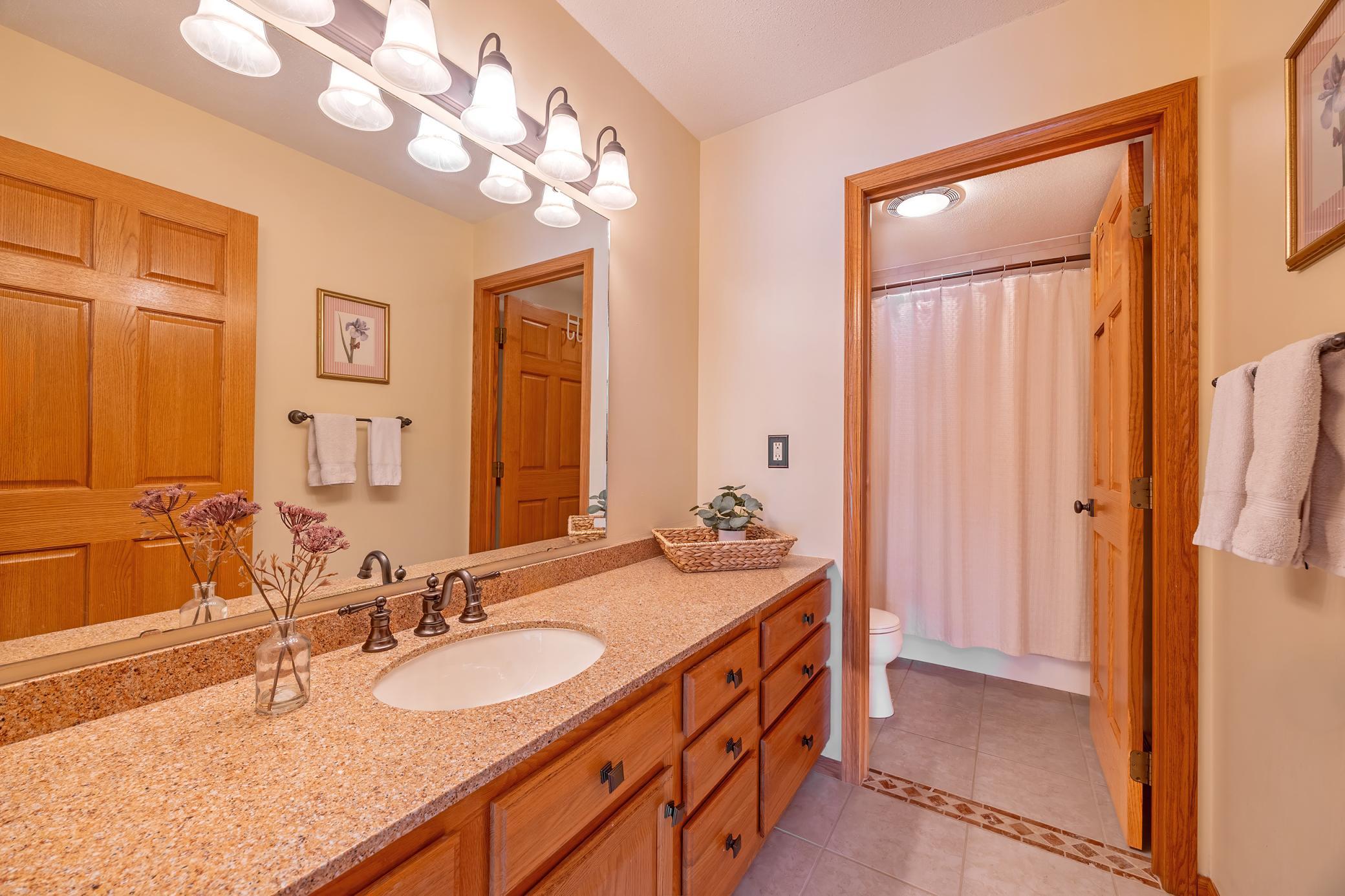 17. Upper Level - Full Bathroom.jpg