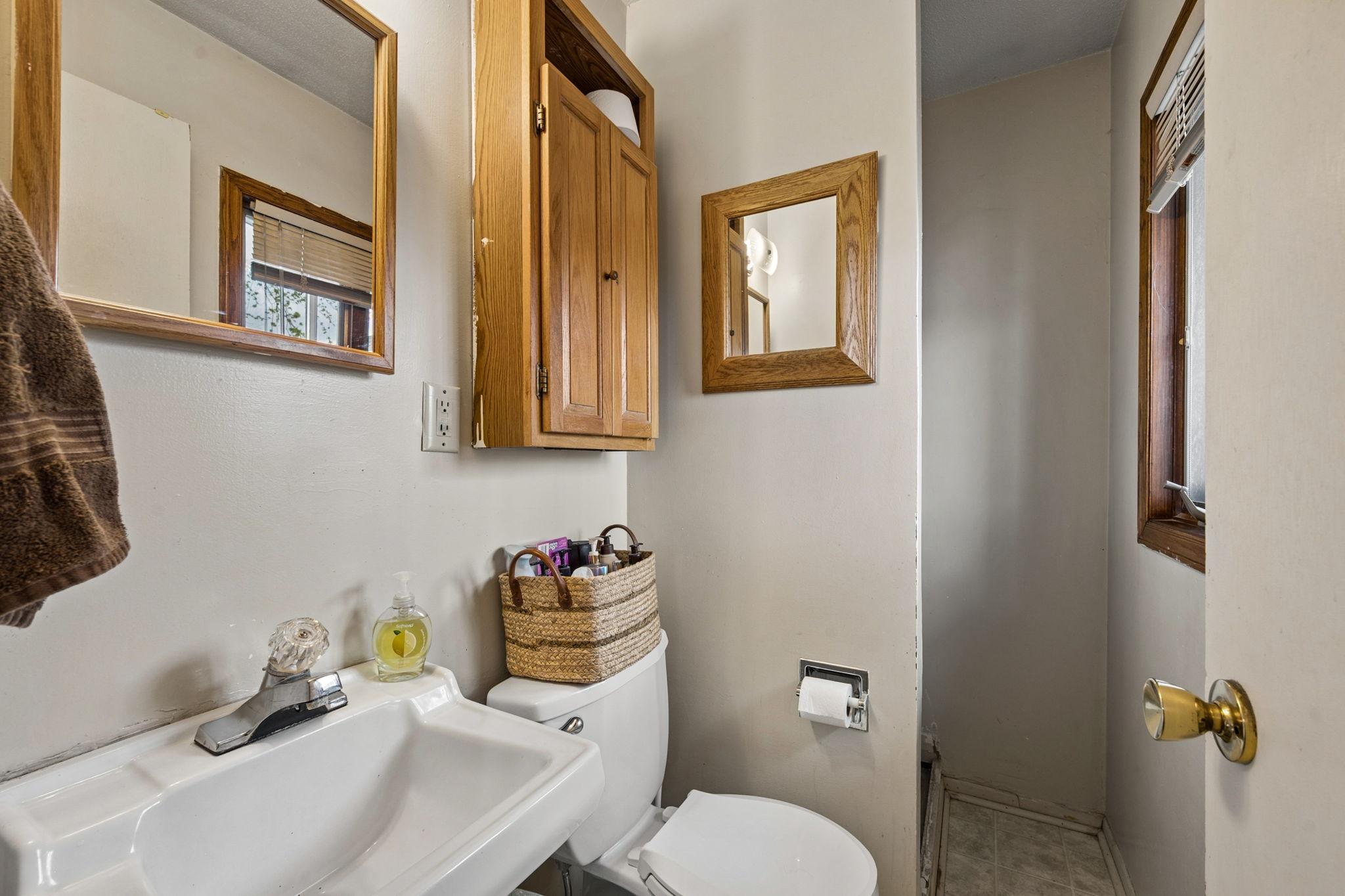 Master bedroom 1/2 bath