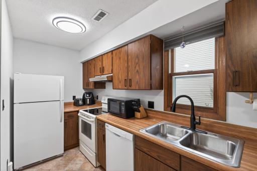 852 Woodgate Drive, 216, Vadnais Heights, MN 55127