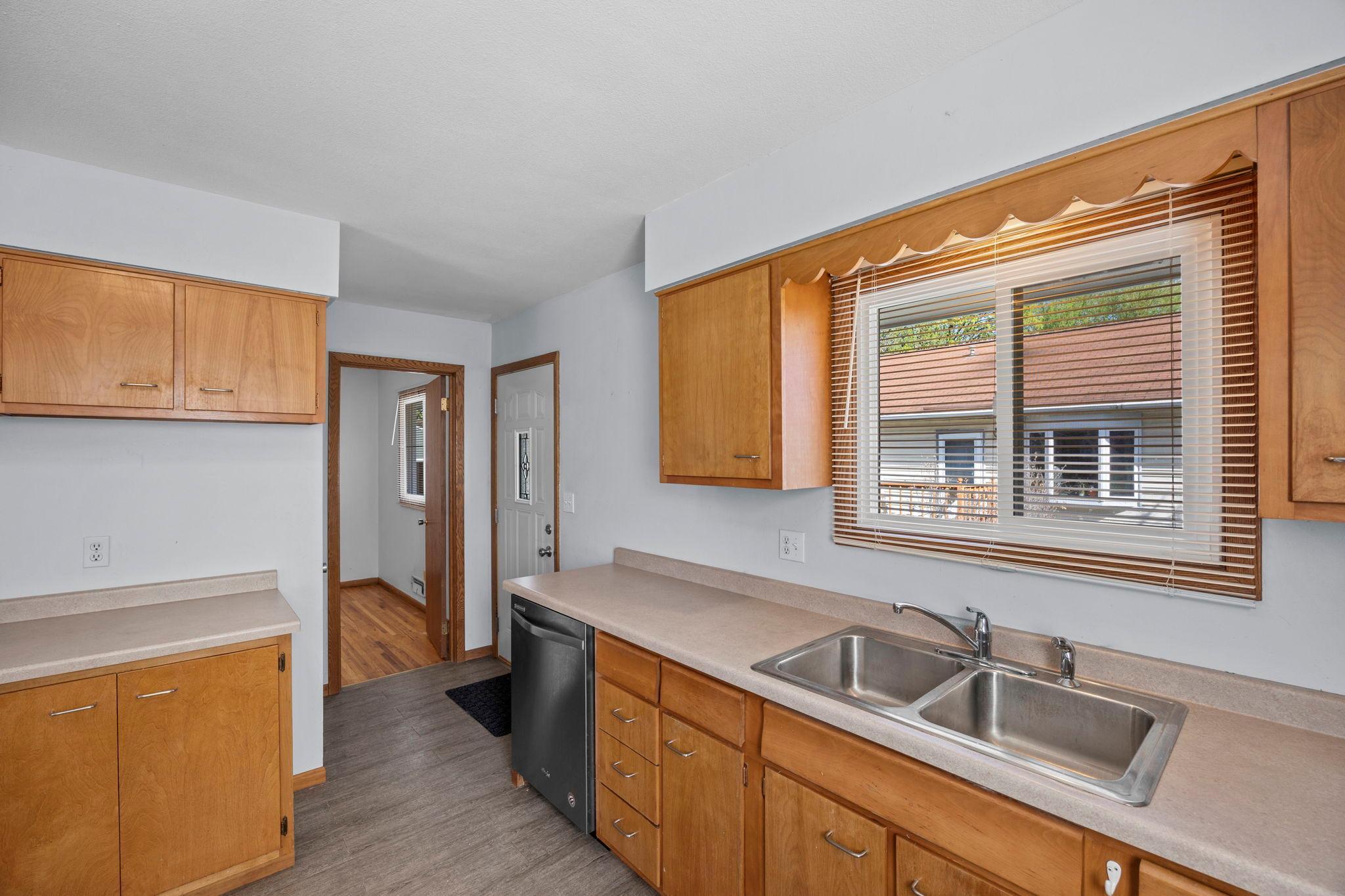 17-web-or-mls-8120 Wentworth Ave S-41.jpg