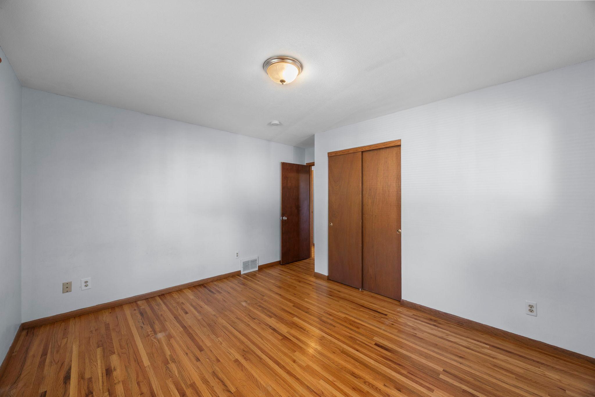 28-web-or-mls-8120 Wentworth Ave S-96.jpg