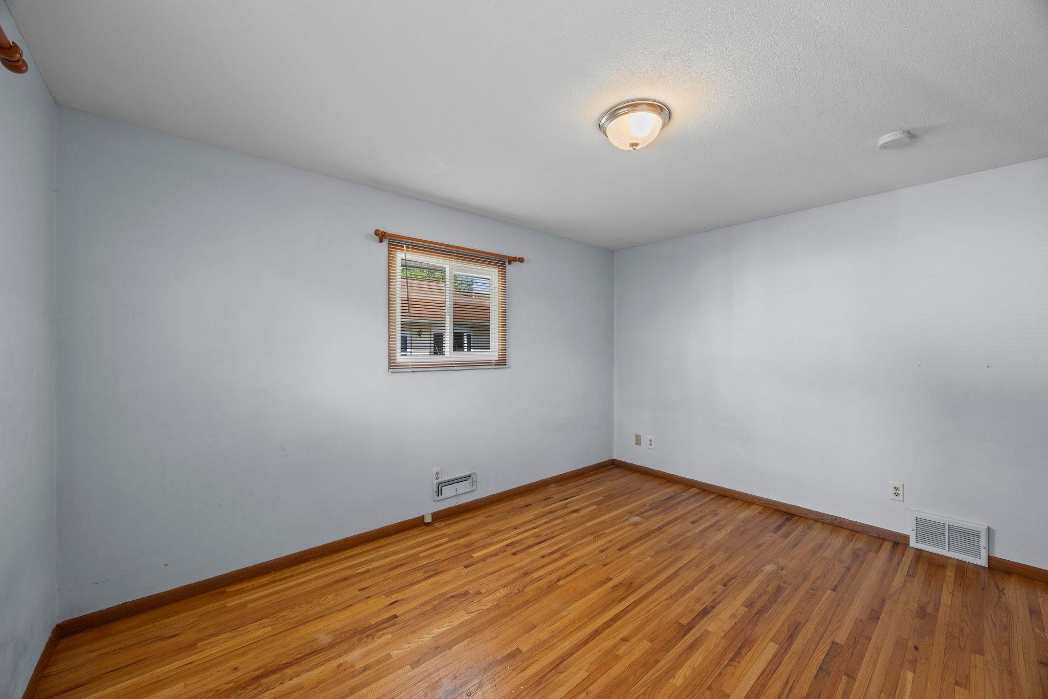 27-web-or-mls-8120 Wentworth Ave S-91.jpg