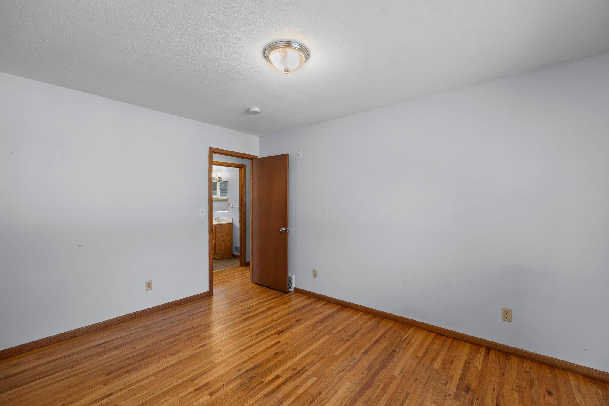 21-web-or-mls-8120 Wentworth Ave S-61.jpg
