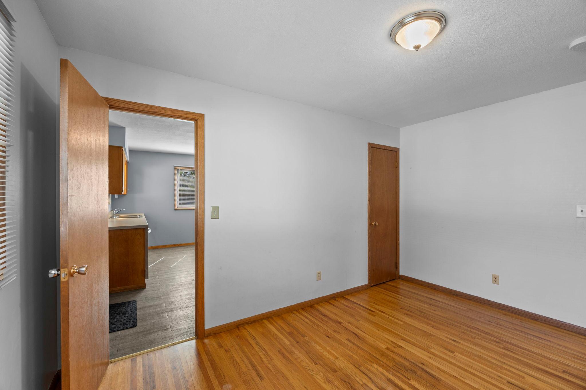 20-web-or-mls-8120 Wentworth Ave S-56.jpg