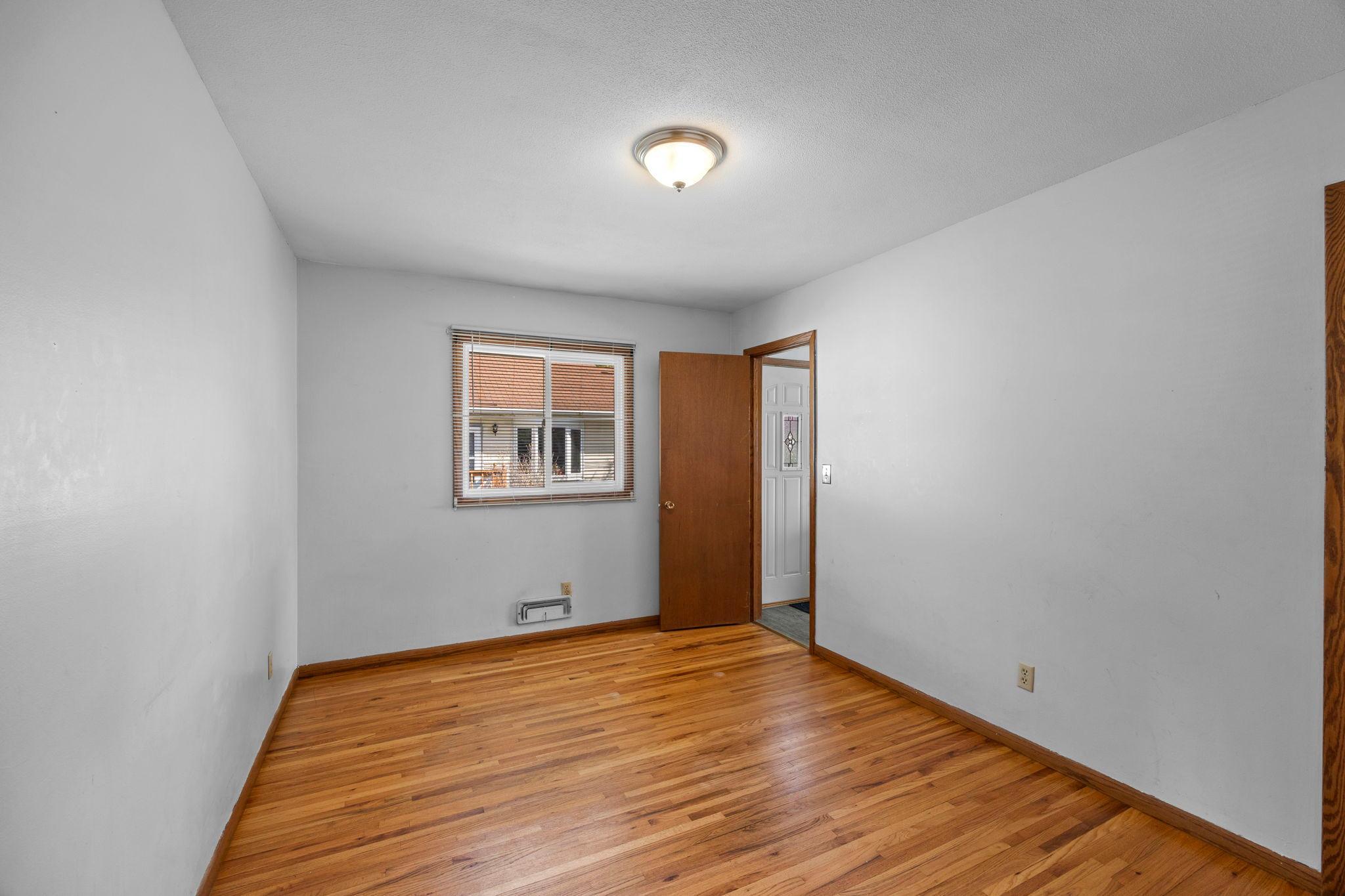 19-web-or-mls-8120 Wentworth Ave S-51.jpg