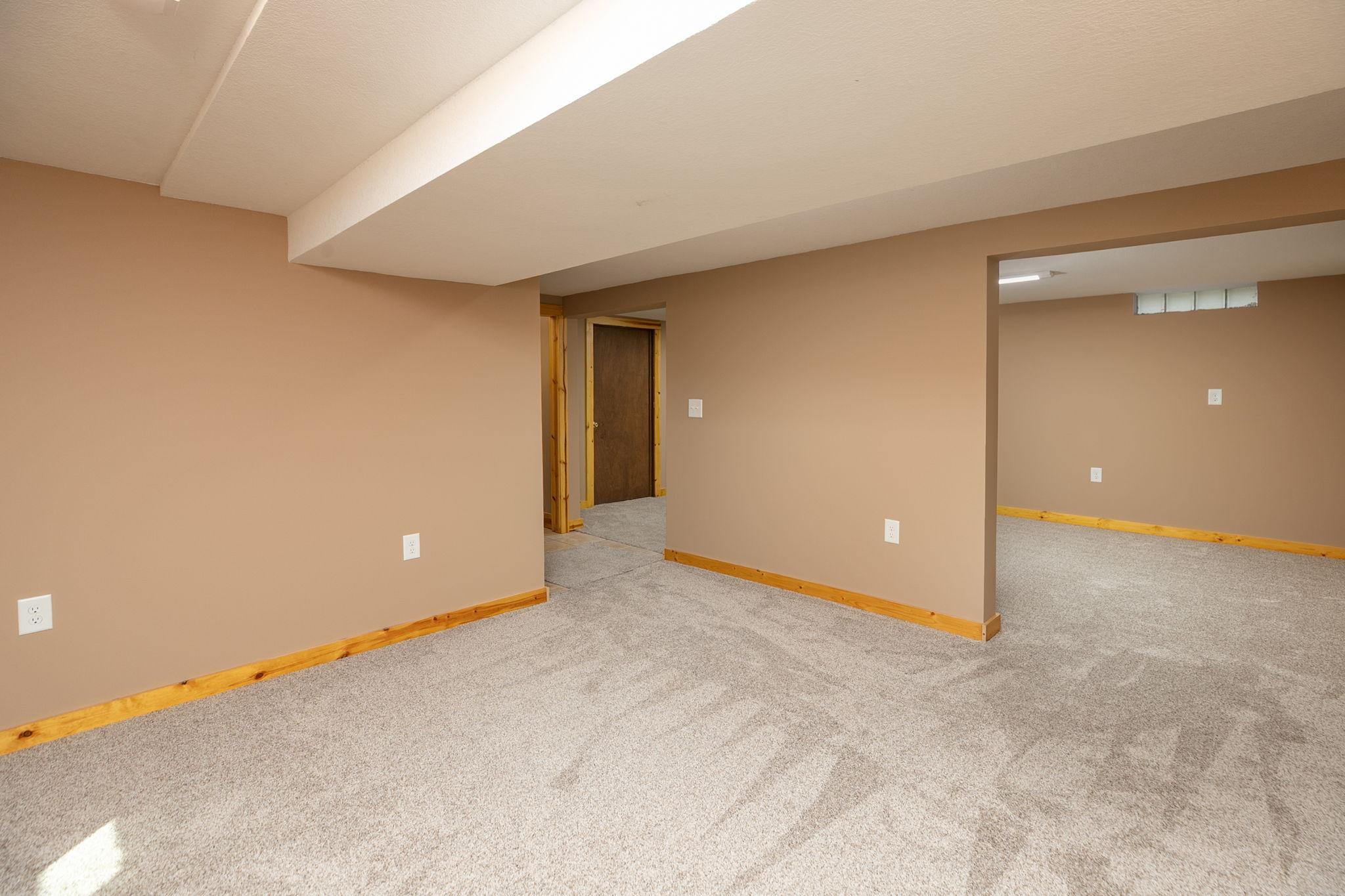 24-web-or-mls-24-Family Room.jpg
