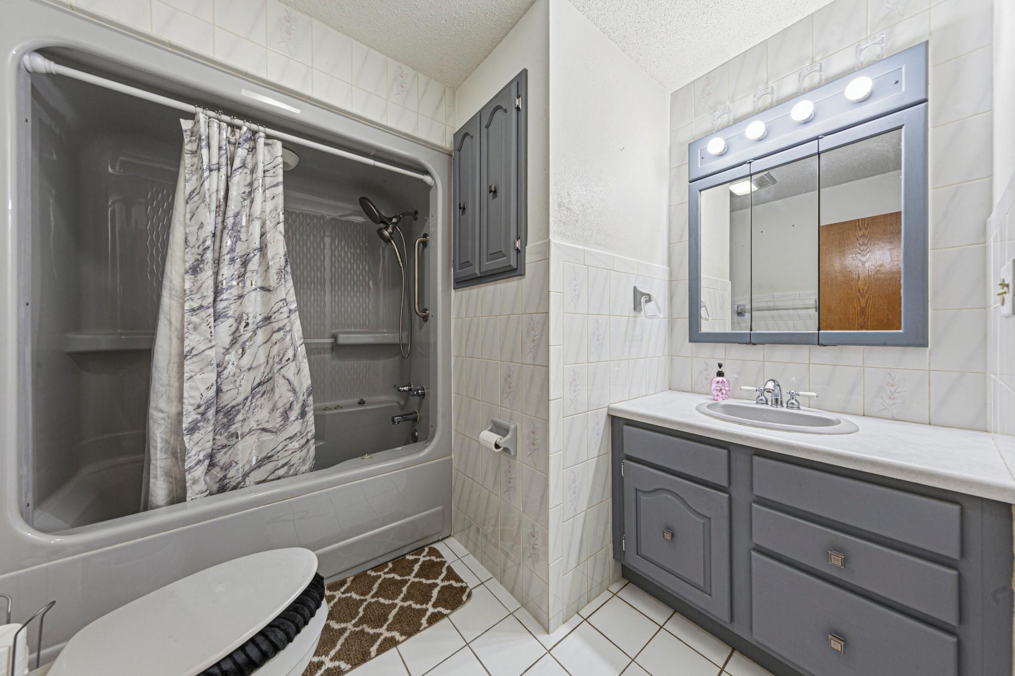26 bathroom.jpg