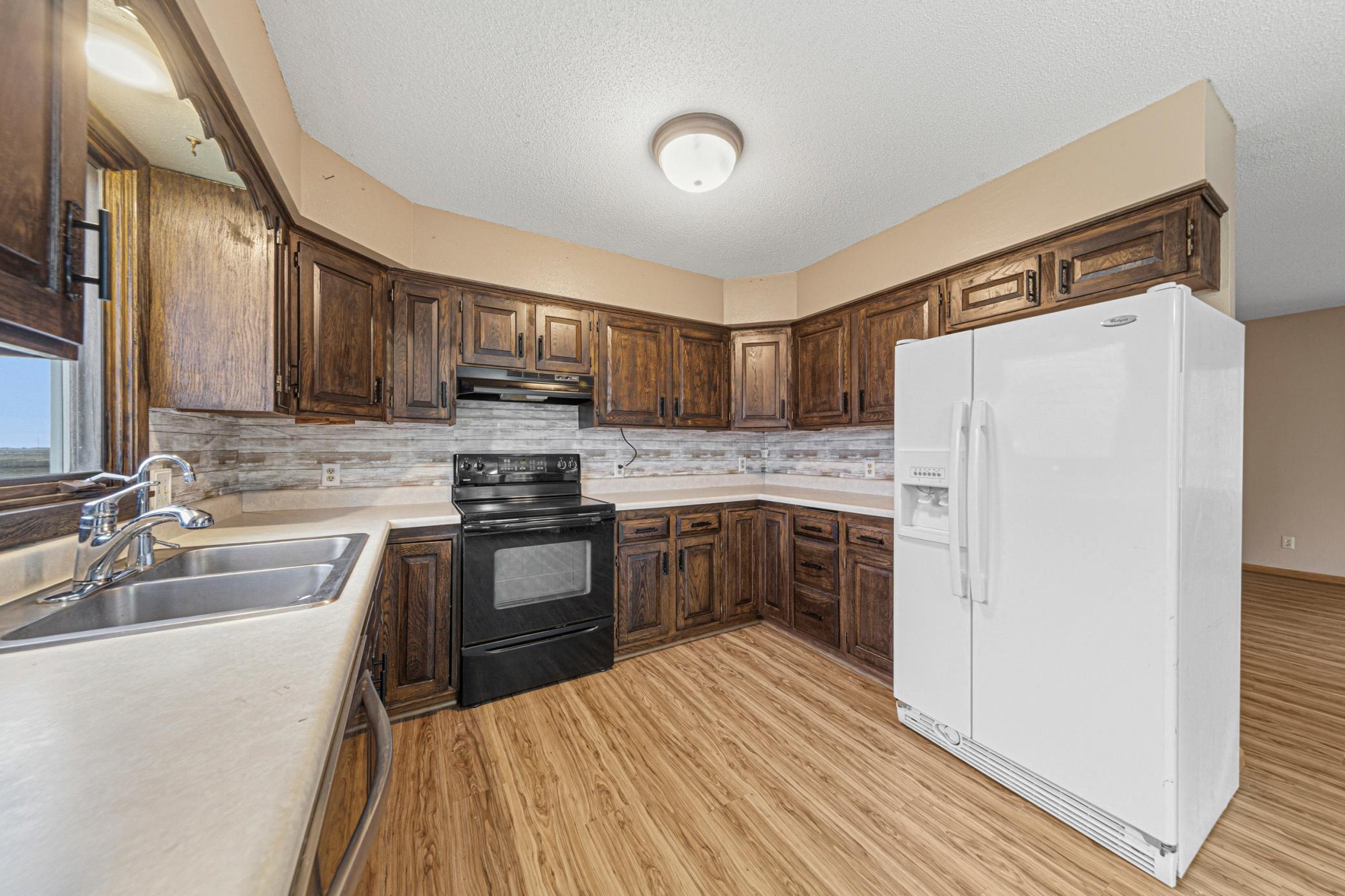 18 kitchen.jpg