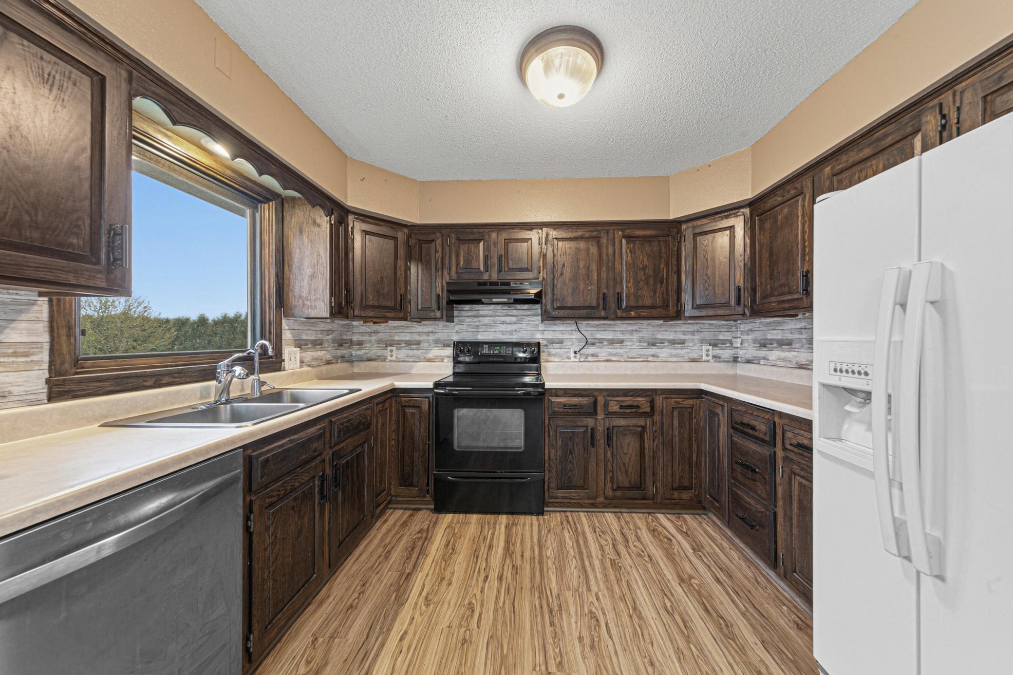 17 kitchen.jpg