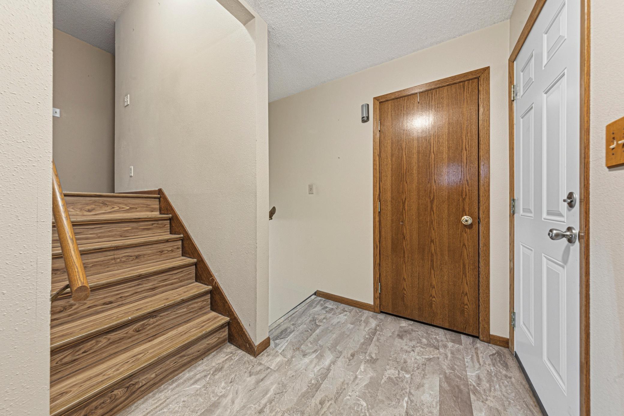 9 garage entry_foyer.jpg