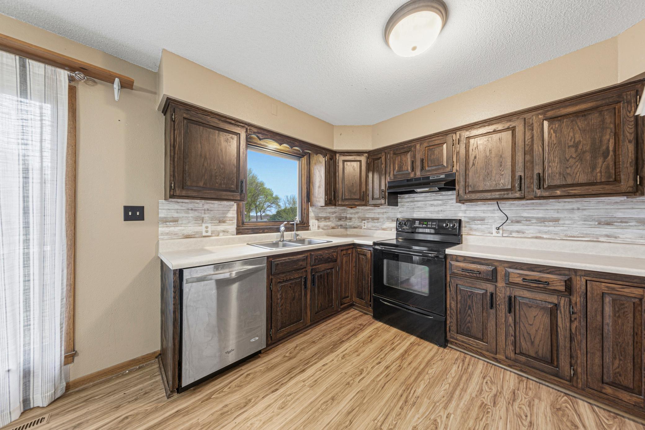 16 kitchen.jpg
